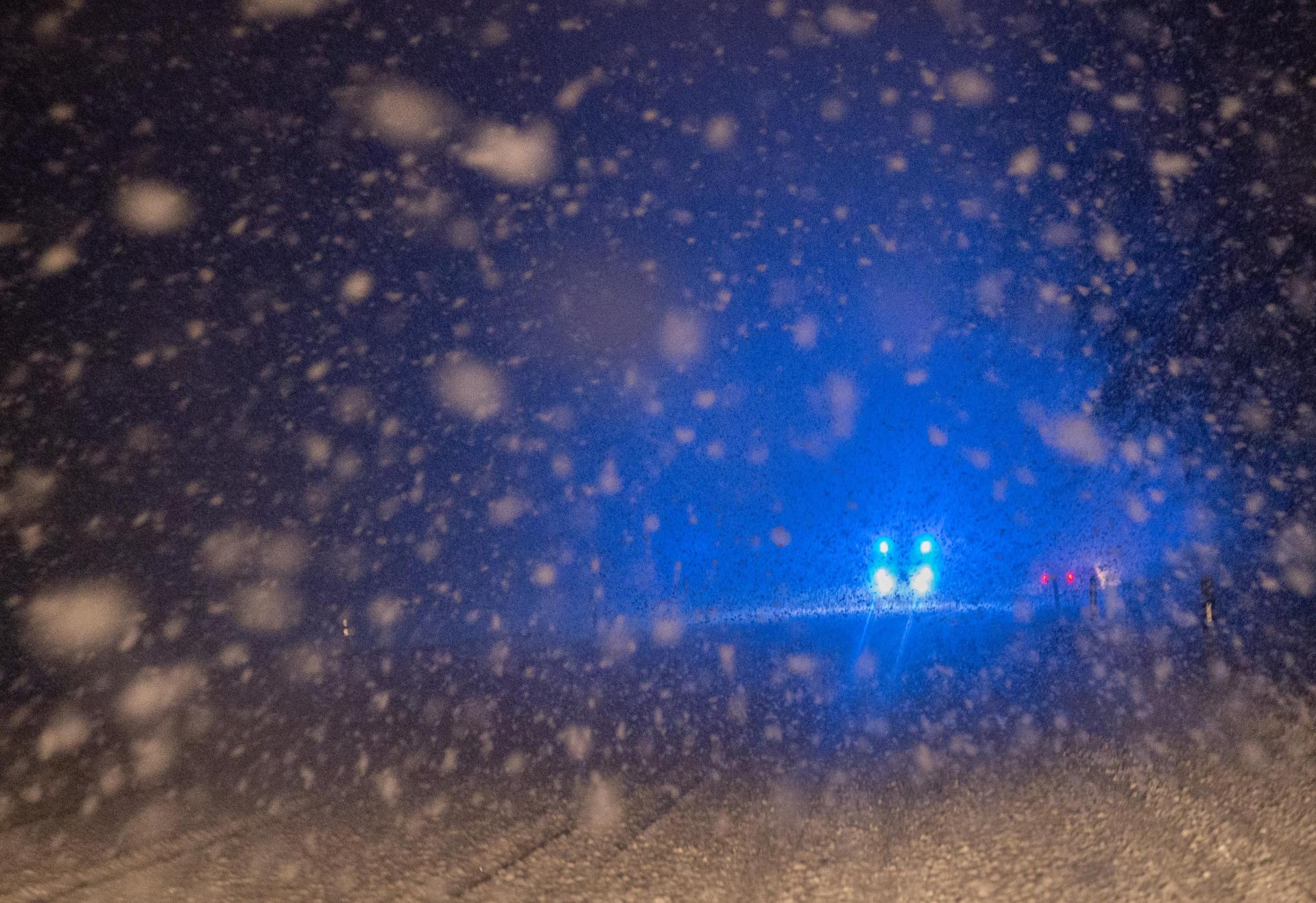 In Hermannsberg bei Illschwang ist eine Autofahrerin wegen der Glätte von der Fahrbahn abgekommen und gegen einen Verteilerkasten gefahren. (Symbolbild: Bernd Weißbrod /dpa)