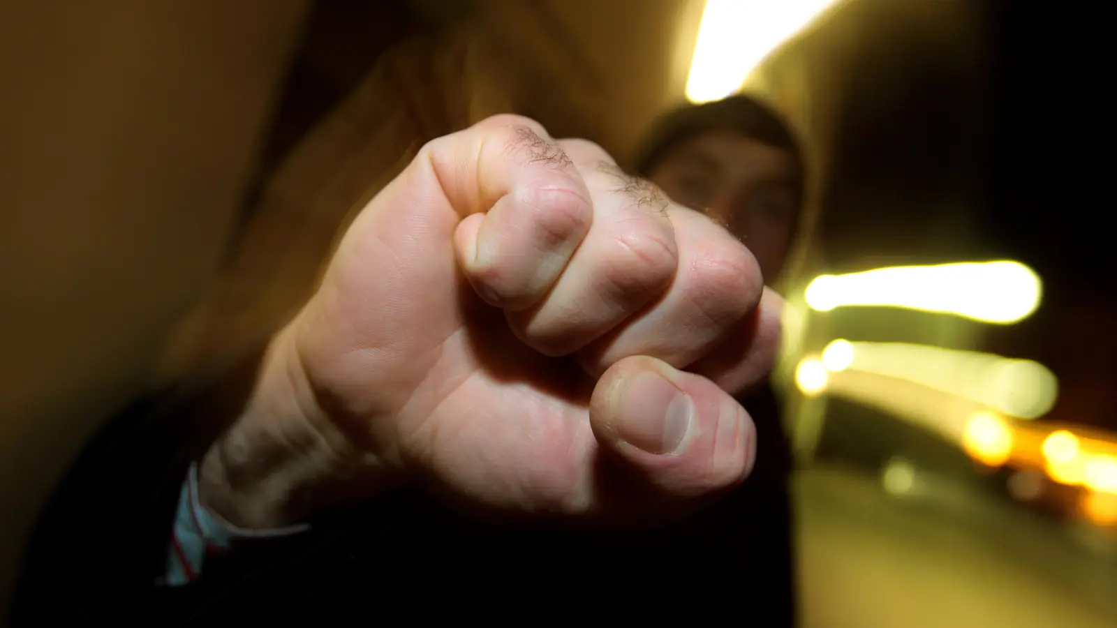 Am Busbahnhof in Amberg kam es Freitagnacht zu einer Schlägerei. (Symbolbild:  Karl-Josef Hildenbrand/dpa)