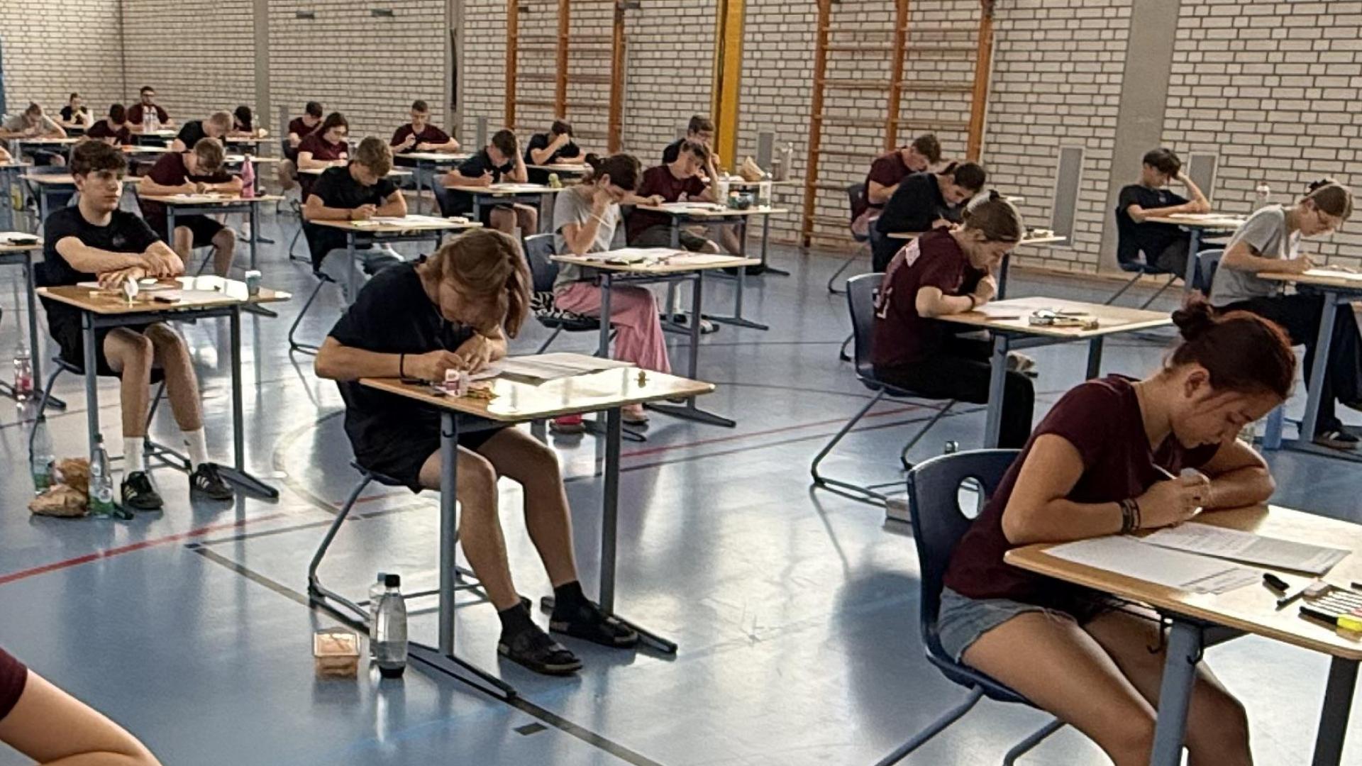 In der Turnhalle schrieben am Freitag die Zehntklässler bis 11 Uhr ihre Englischprüfungen. (Bild: Heidi Kurz)