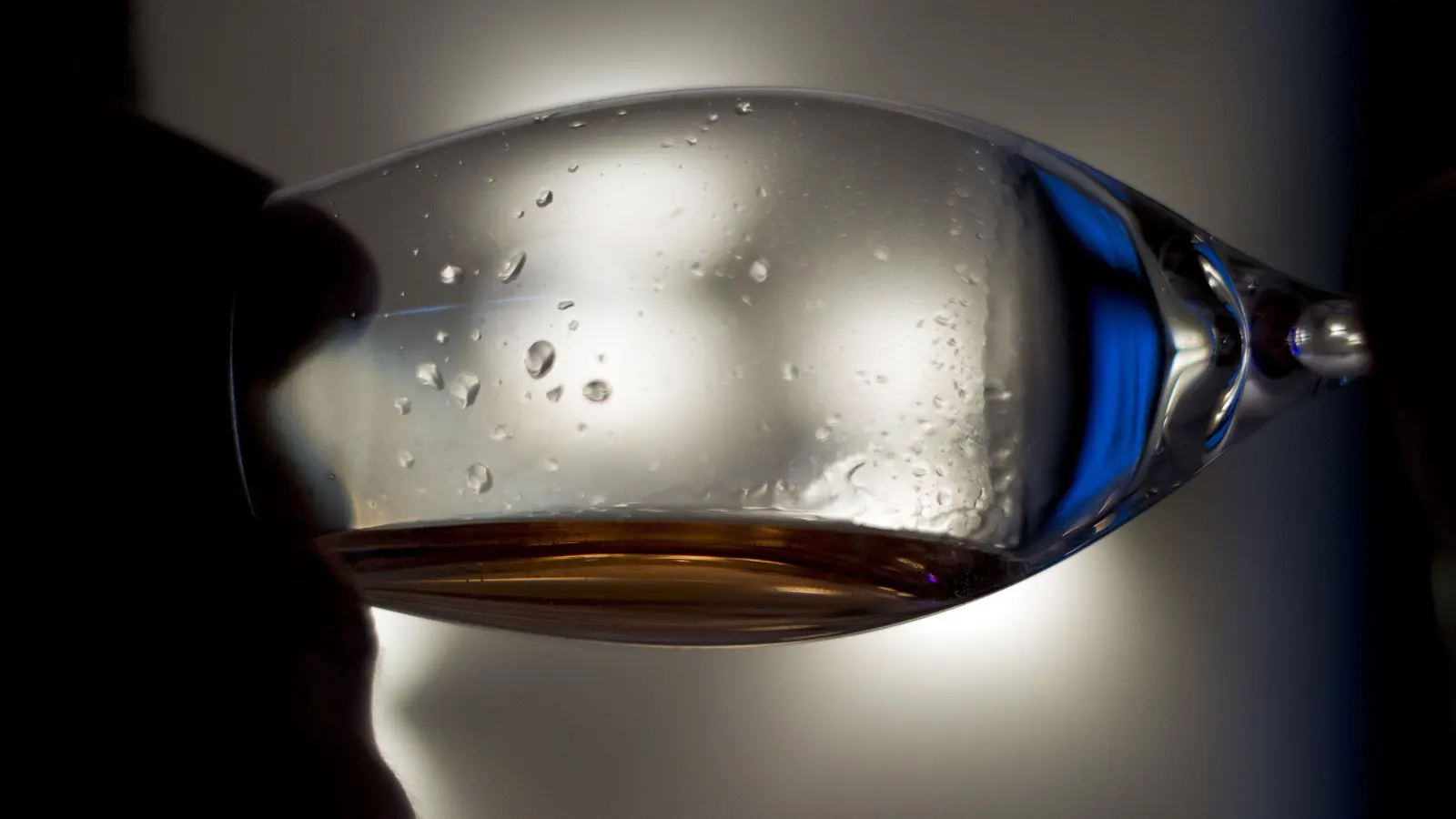 Einen betrunkenen Autofahrer ertappt die Polizei in Paulsdorf. (Symbolbild: Daniel Naupold/dpa)