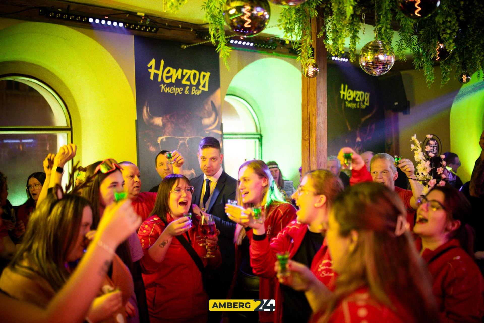 Im „Herzog” in Sulzbach-Rosenberg stieg am Samstag der Hausfasching.  (Bild: Julia Bär)