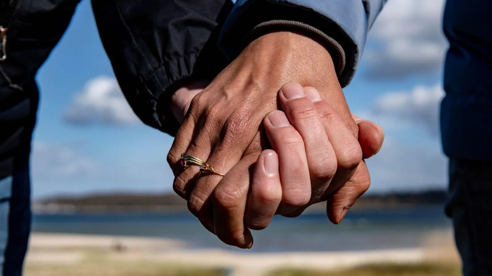 Die meisten Menschen wählen eine Partnerin oder einen Partner mit gleichem Bildungsniveau. (Symbolbild) (Bild: Axel Heimken/dpa)