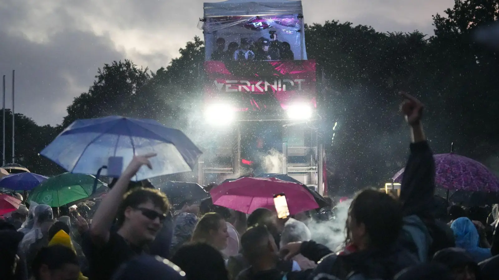 Beim Love-Parade-Nachfolger „Rave The Planet” sind 13 Menschen mit lebensbedrohlichen Verletzungen ins Krankenhaus gebracht worden.  (Bild: Manuel Genolet/dpa)