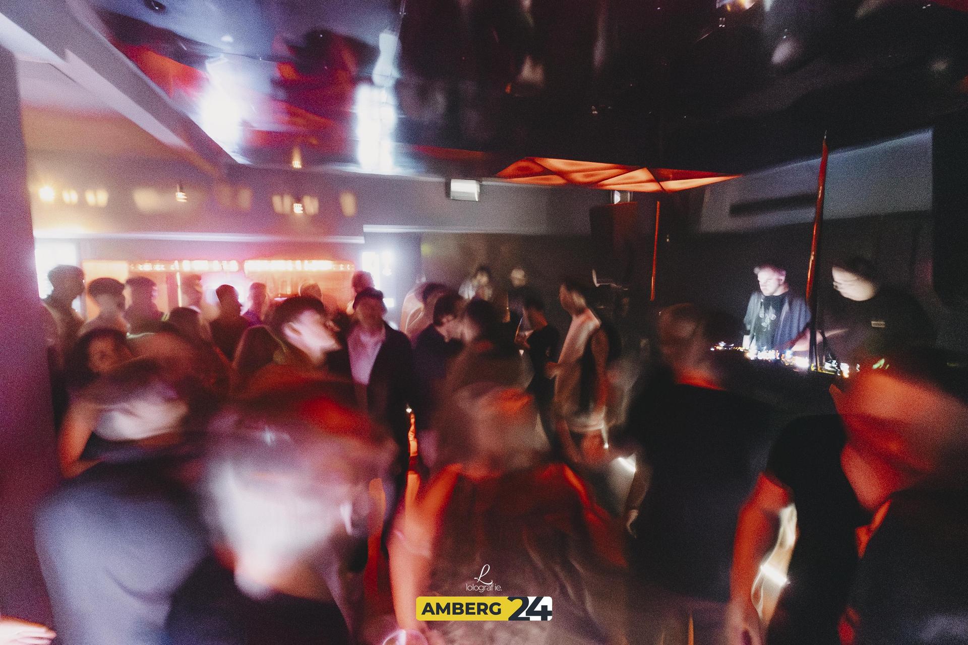 Frau Fenk im Trio.  (Bild: Lolografie)