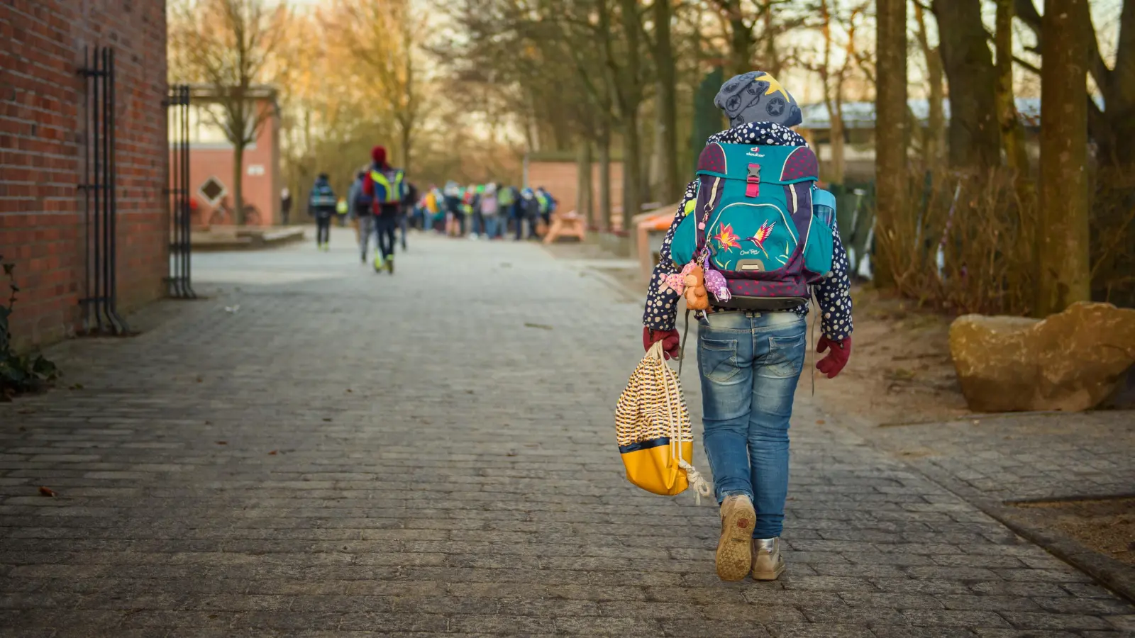 Ein unbekannter Mann soll am Busbahnhof in Amberg ein 11-jähriges Kind angesprochen und an der Schulter berührt haben. (Symbolbild: Gregor Fischer)