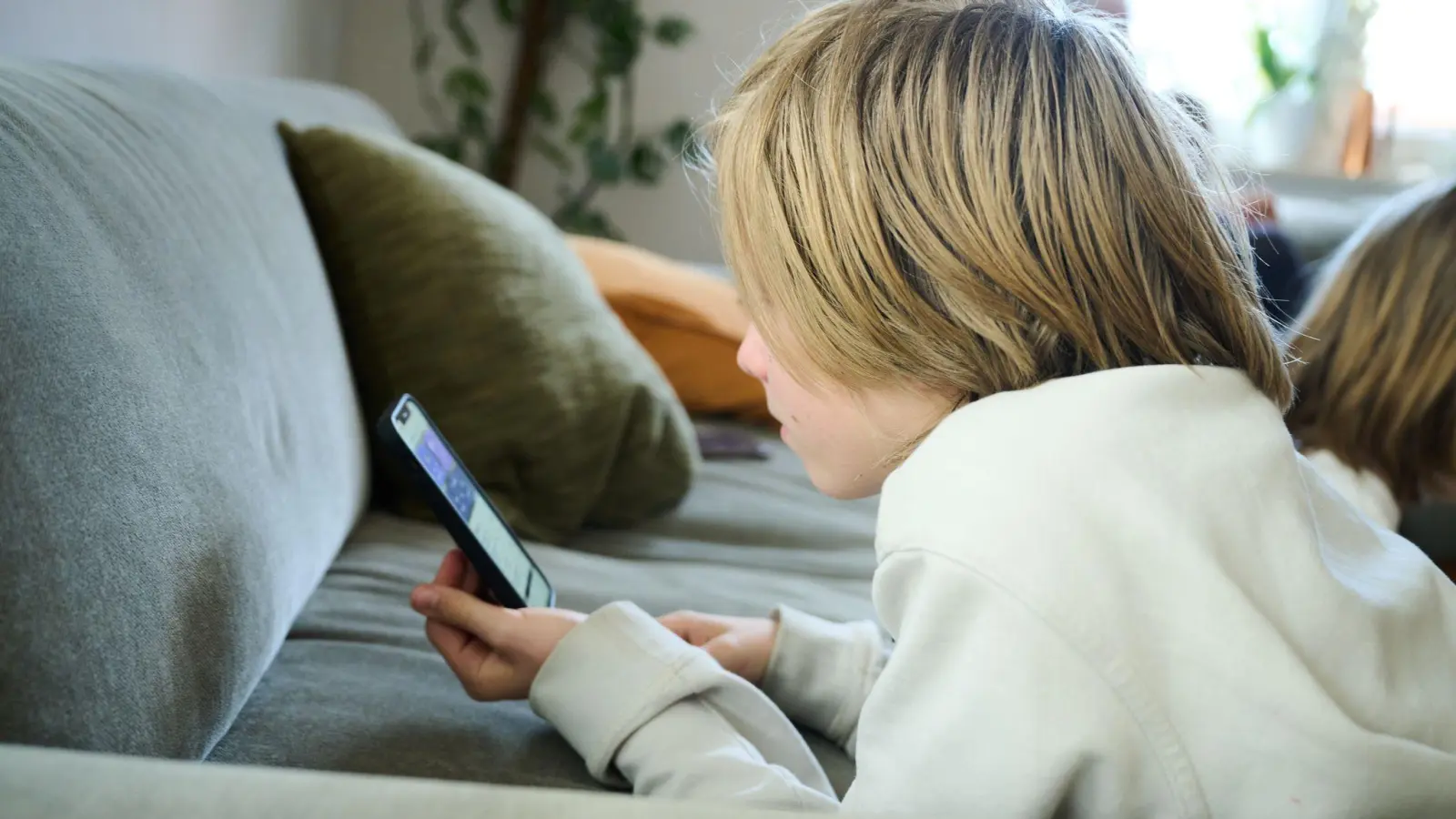 Ein großer Teil der Jugendlichen will laut einer Studie soziale Medien im Internet weniger nutzen - schafft es aber nicht. (Symbolbild) (Bild: Annette Riedl/dpa)