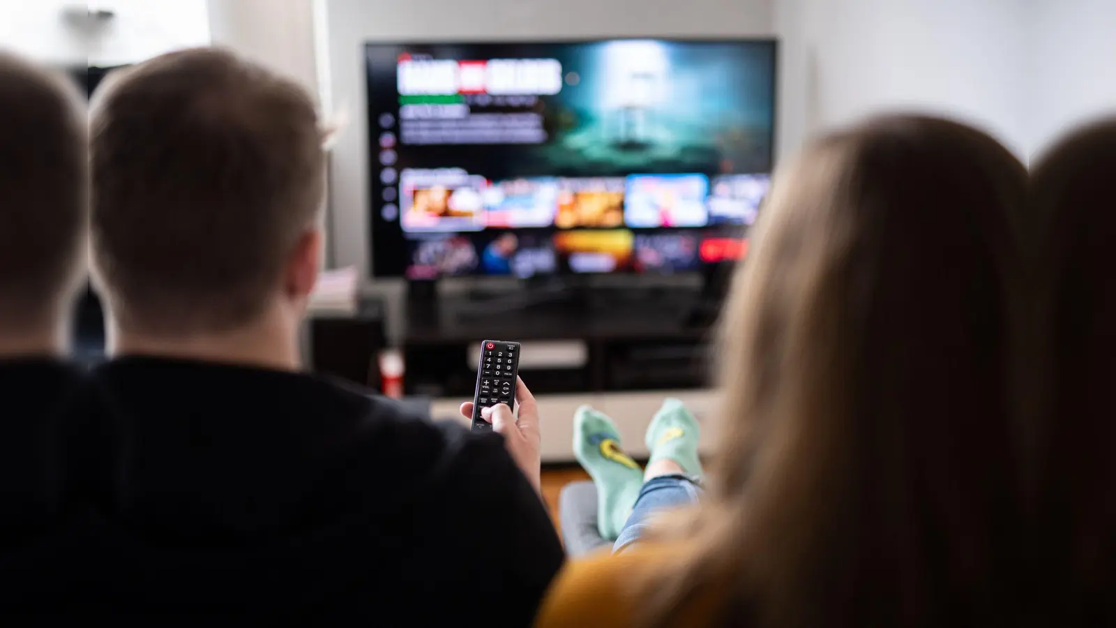 Serienmarathon oder eine Woche warten? Streamingdienste bieten beides an. (Bild: Daniel Reinhardt/dpa/dpa-tmn)