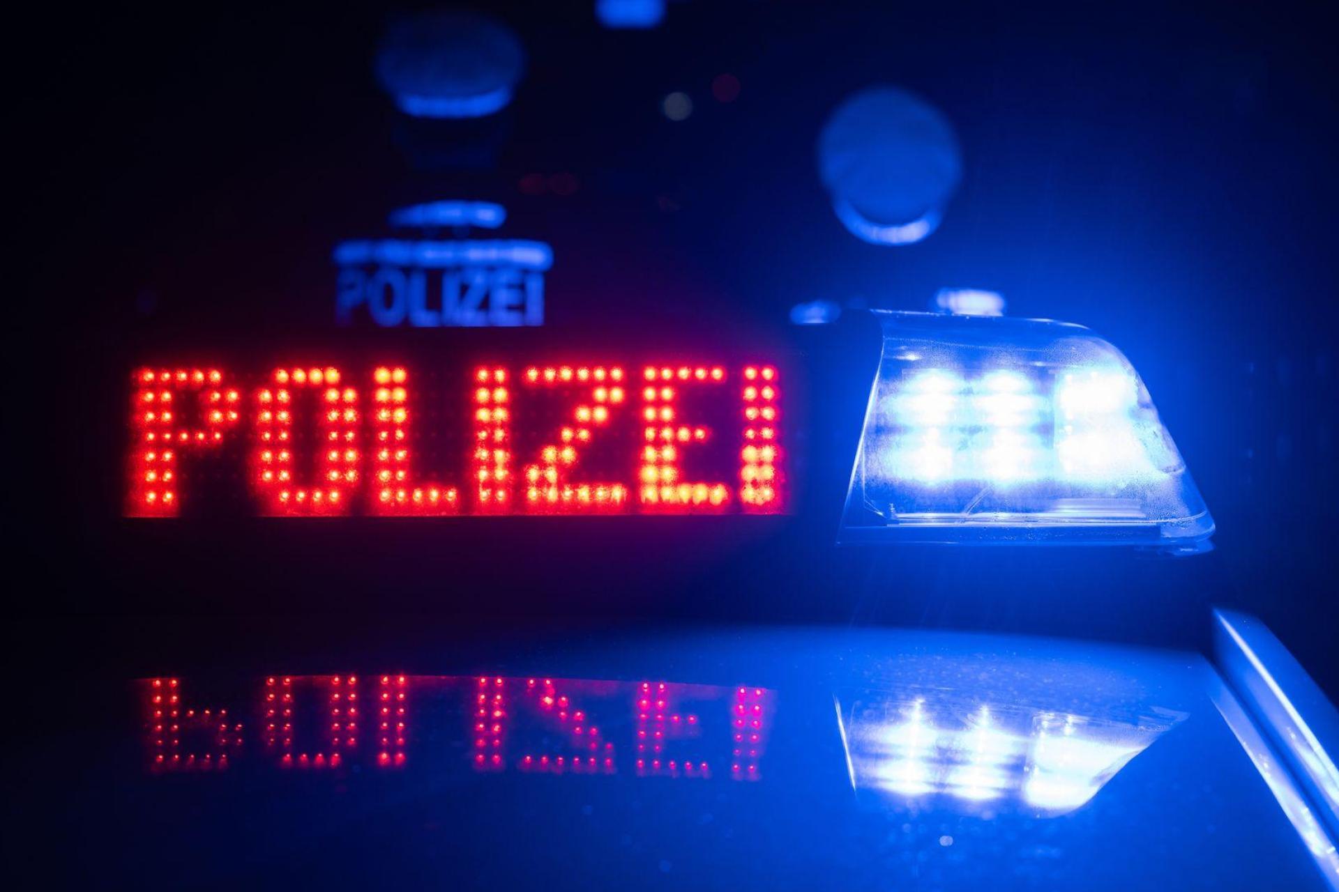 Am Freitagabend hat es auf der Bundesstraße 85 bei Pittersberg gekracht - die dort vierspurige Strecke war komplett gesperrt. (Symbolbild: Marijan Murat/dpa)