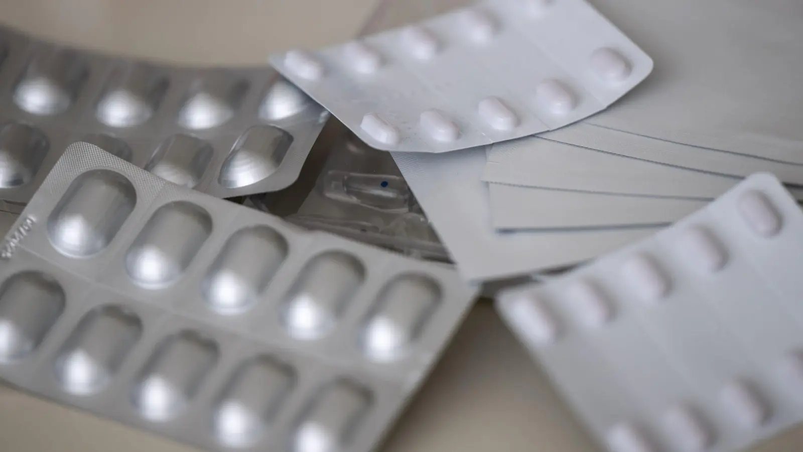 Fentanyl und Oxycodon sind als Schmerzmittel zugelassen, haben in den USA jedoch eine verheerende Drogenepidemie ausgelöst. In Schwandorf hat die Polizei einen 39-Jährigen mit den synthetischen Opioiden erwischt. (Symbolbild: Monika Skolimowska/dpa)