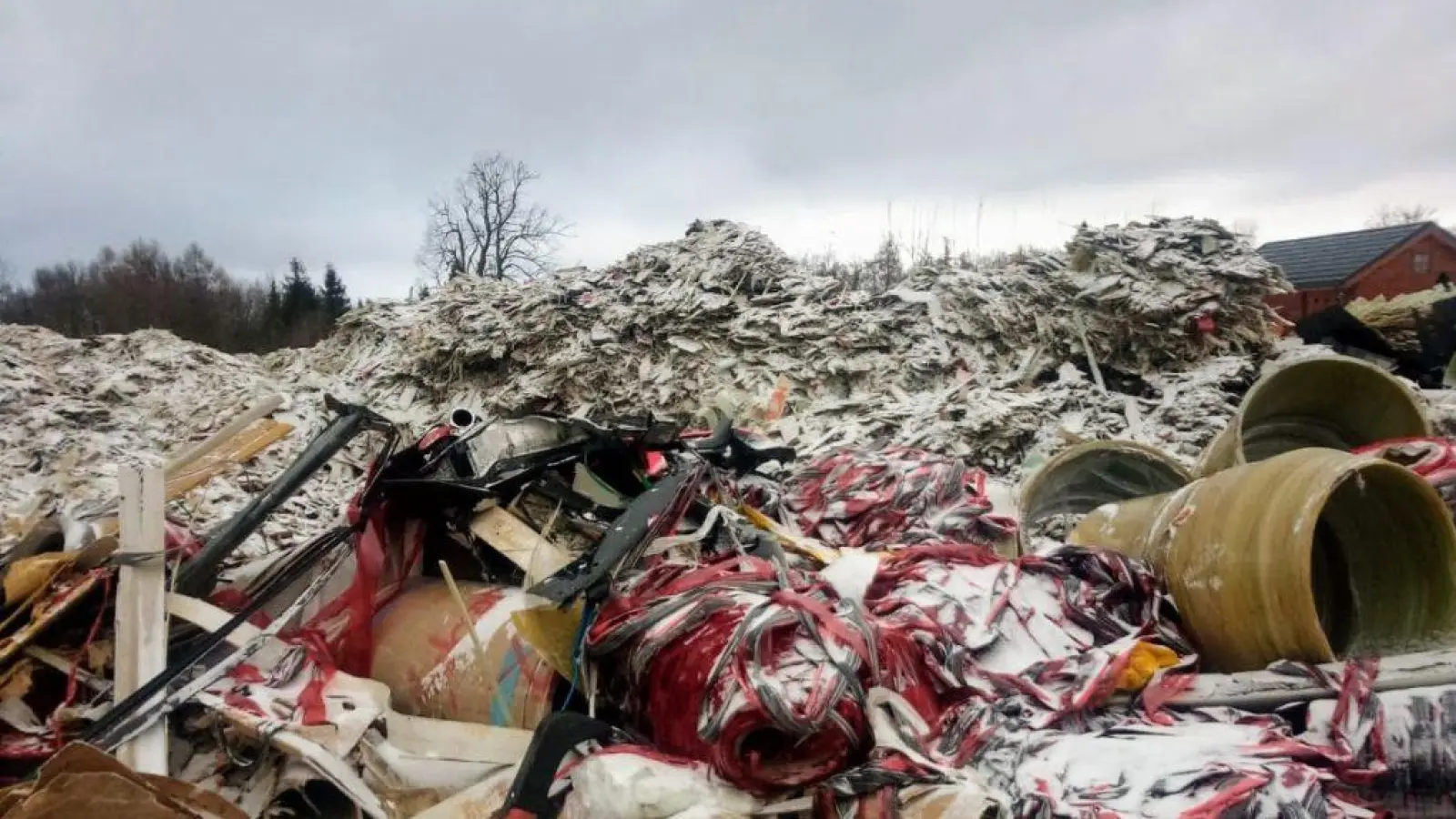 Ein Bild von der Müllhalde in Jiříkov, das Bürgermeister Barbora Šišková augenommen hat. (Bild: Jiříkov Mayor Barbora Šišková)