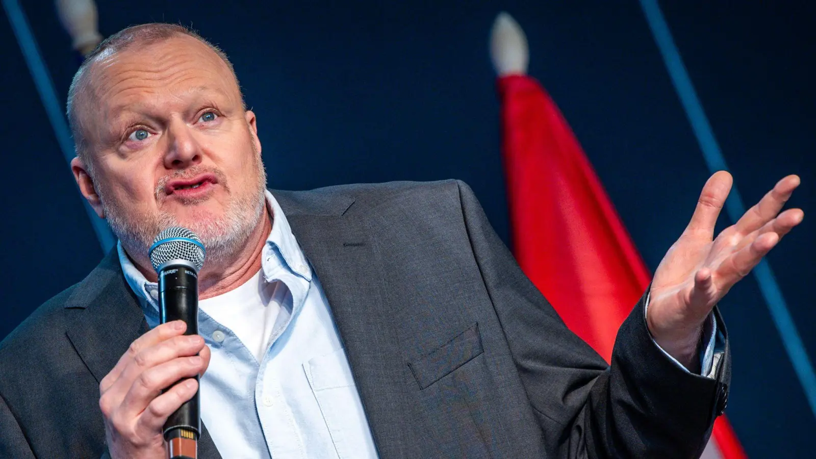 In den sozialen Medien stößt der schräge Humor von Raabs vergangener Sendung auf ein gespaltenes Publikum. (Archivbild) (Bild: Jens Büttner/dpa)