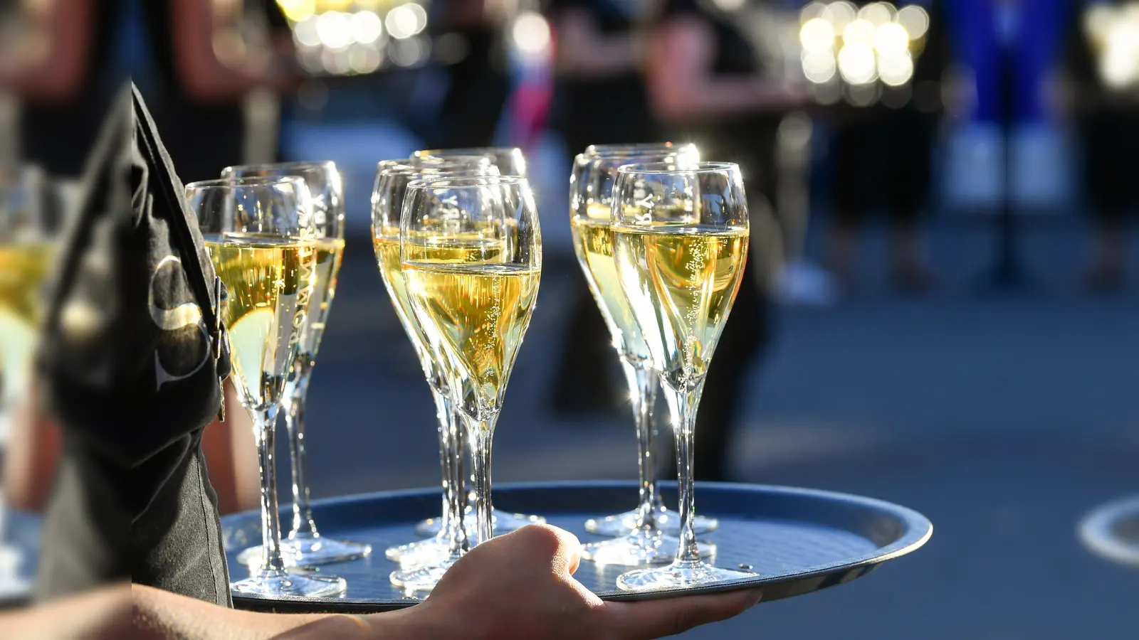 Nach dem Trinken von Champagner vergifteten sich vor mehr als drei Jahren acht Menschen in einem Weidener Lokal unwissentlich mit Ecstasy – ein 52-Jähriger starb infolgedessen. (Symbolbild: Jens Kalaene/dpa)