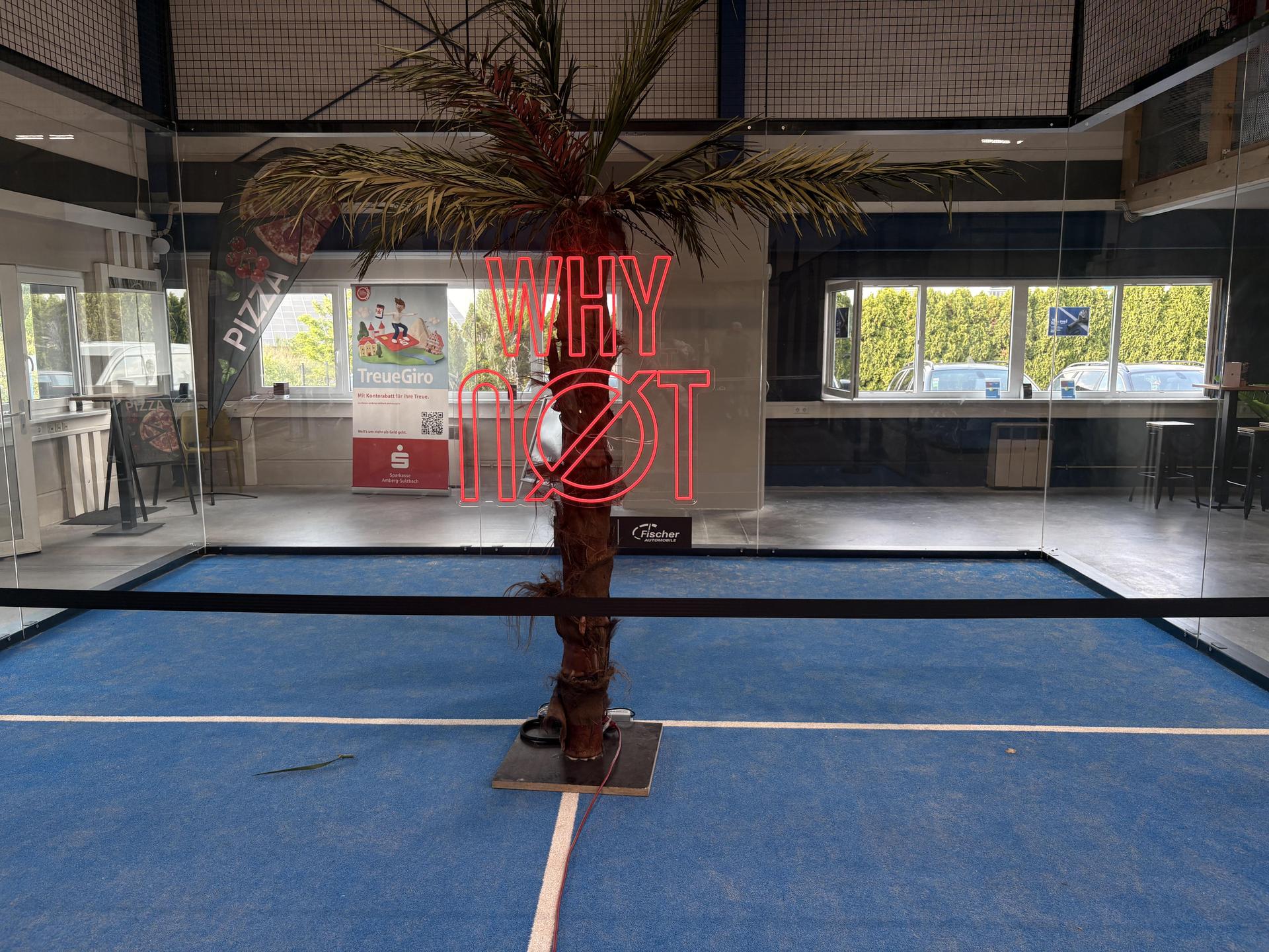 Daydrinking im Pine Padel Club. (Bild: Lukas Büchold)