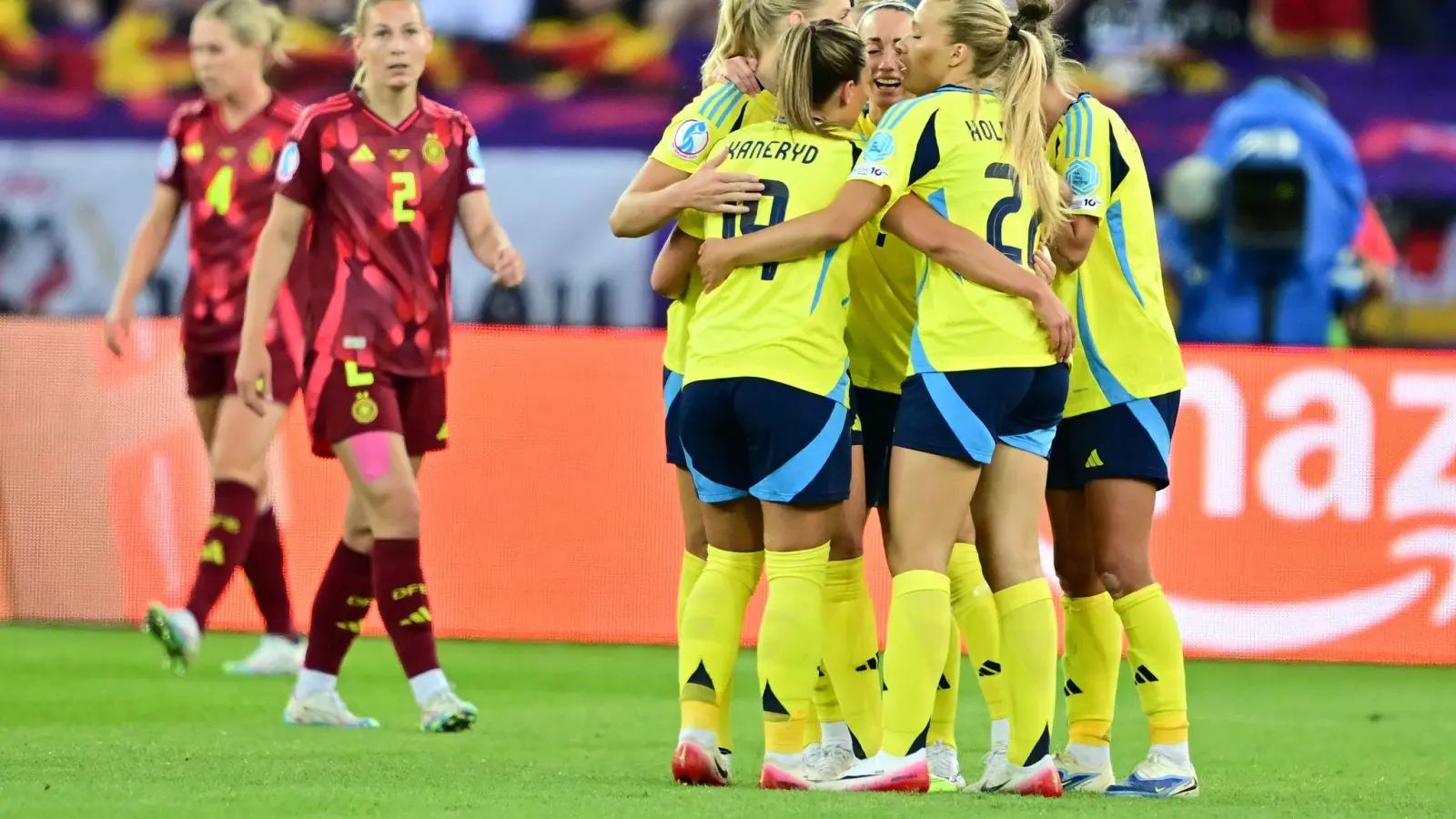 Das deutsche Team patzt, Schweden jubelt. (Bild: Sebastian Christoph Gollnow/dpa)