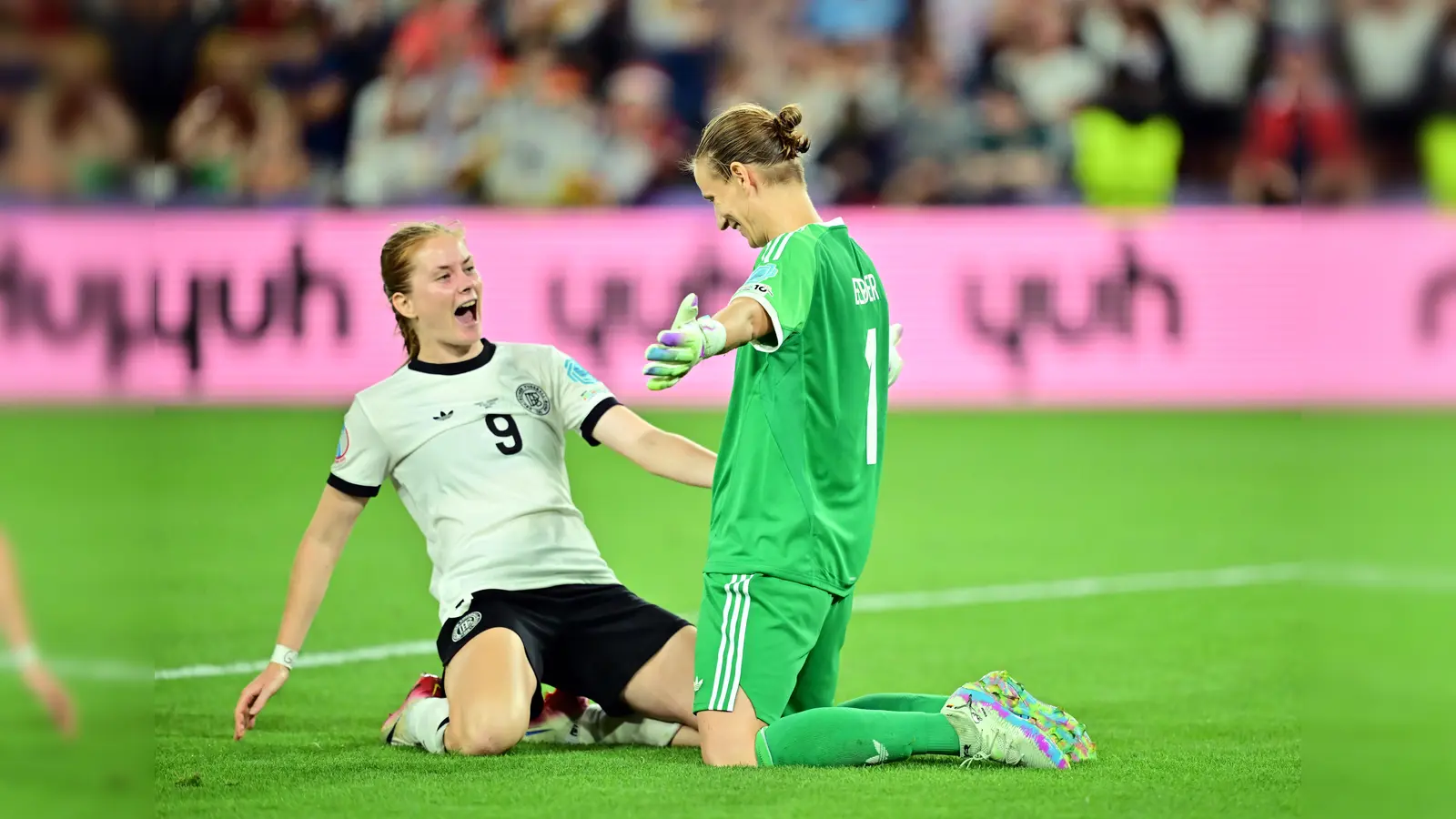 Deutschlands Sjoeke Nüsken (l) und Deutschlands Torhüterin Ann-Katrin Berger jubeln über den Sieg. (Bild: Sebastian Christoph Gollnow/dpa)