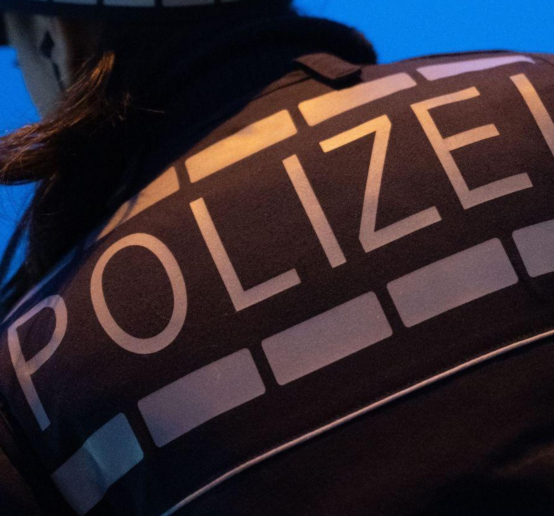 Ein Jugendlicher beleidigte eine Frau in Hahnbach.  (Symbolbild: Marijan Murat/dpa/Symbolbild)