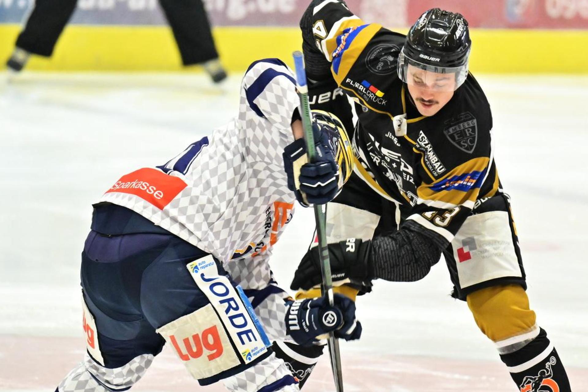 Kurzes Intermezzo an der Vils: Nolan Gardiner (Mitte) verlässt den ERSC Amberg auf eigenen Wunsch.  (Archivbild: Hubert Ziegler)