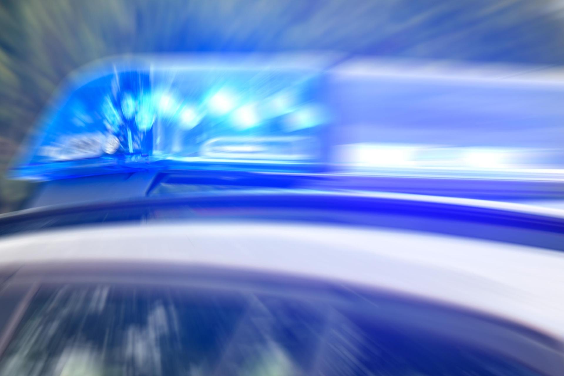 In Hirschau entwendet ein unbekannter Dieb über Nacht eine Tasche mit wertvollem Inhalt. Die Polizei Amberg sucht Zeugen. (Bild: Petra Hartl)