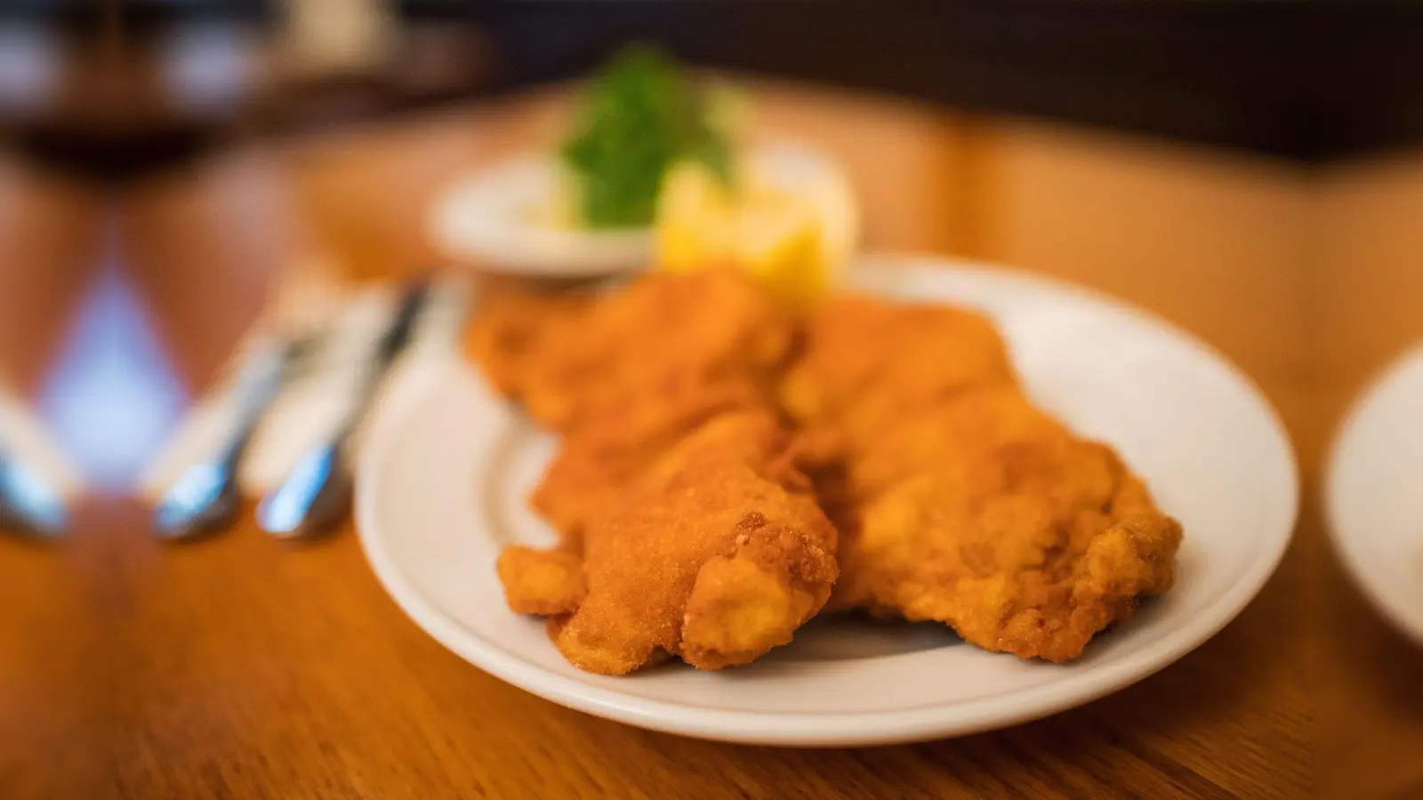 Das Abendessen führt zum Nachbarschaftsstreit. (Symbolbild: Christian Bruna/epa/dpa)