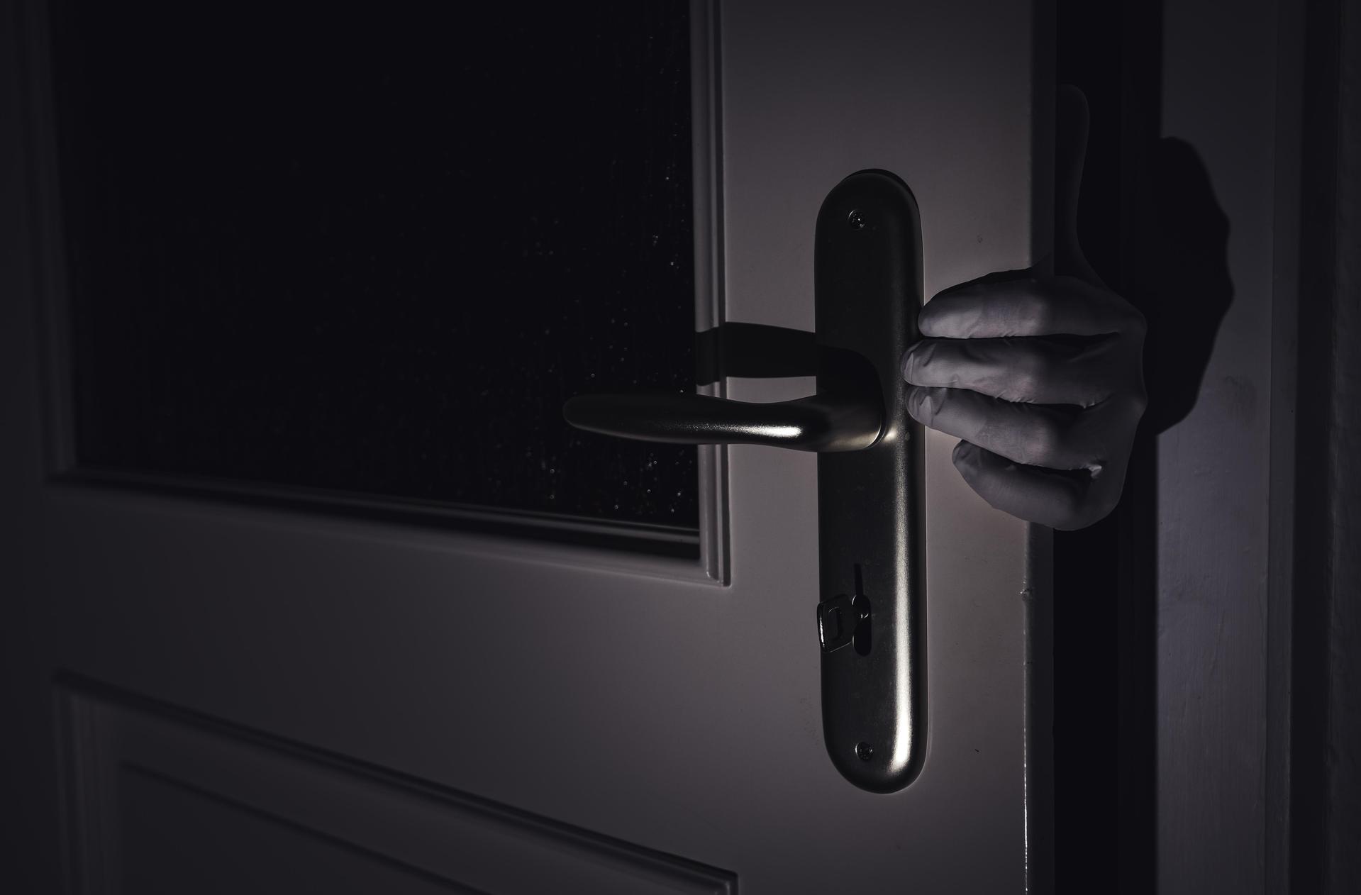 Eine Türe hatte der Einbrecher schon geknackt.  (Symbolbild: Nicolas Armer/dpa)