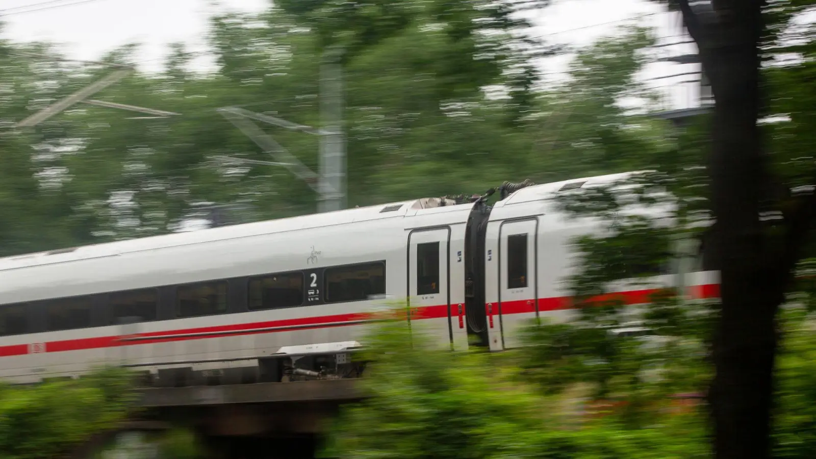 Die Bahn bat die Reisenden um Entschuldigung. (Symbolbild) (Bild: Fernando Gutierrez-Juarez/dpa)