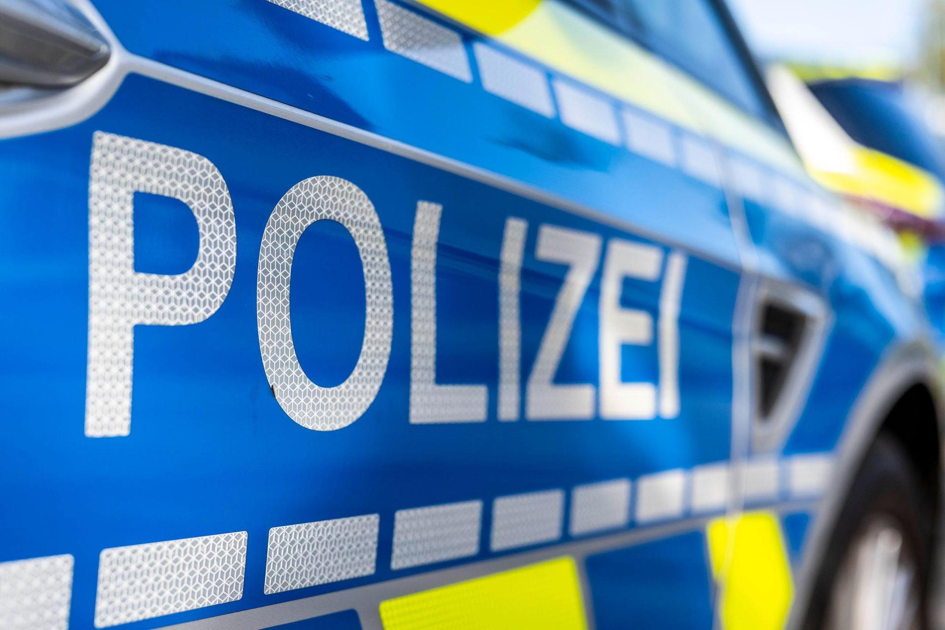 Gegen seine Unterbringung in einer Regensburger Klinik leistet ein 34-Jähriger heftigen Widerstand: Er beißt einen Polizisten ins Bein und verletzt einen weiteren Beamten leicht. (Symbolbild: David Inderlied/dpa)