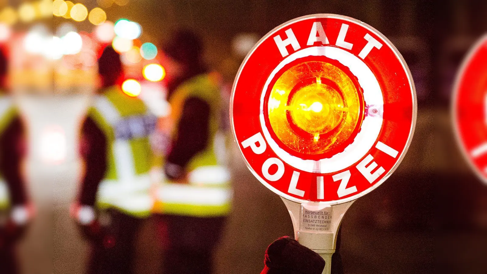 Die Polizei hat einen 31-jährigen Autofahrer erwischt, der betrunken unterwegs gewesen ist.  (Symbolbild: Daniel Bockwoldt/dpa)