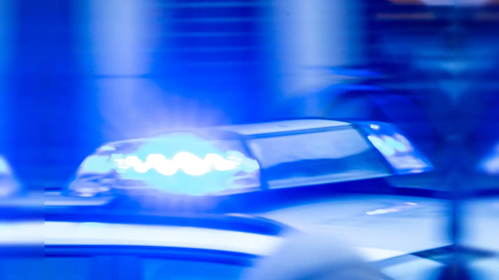 Die Polizei sucht Zeugen für zwei Unfallfluchten in Königstein. (Symbolbild: Jens Büttner/dpa)