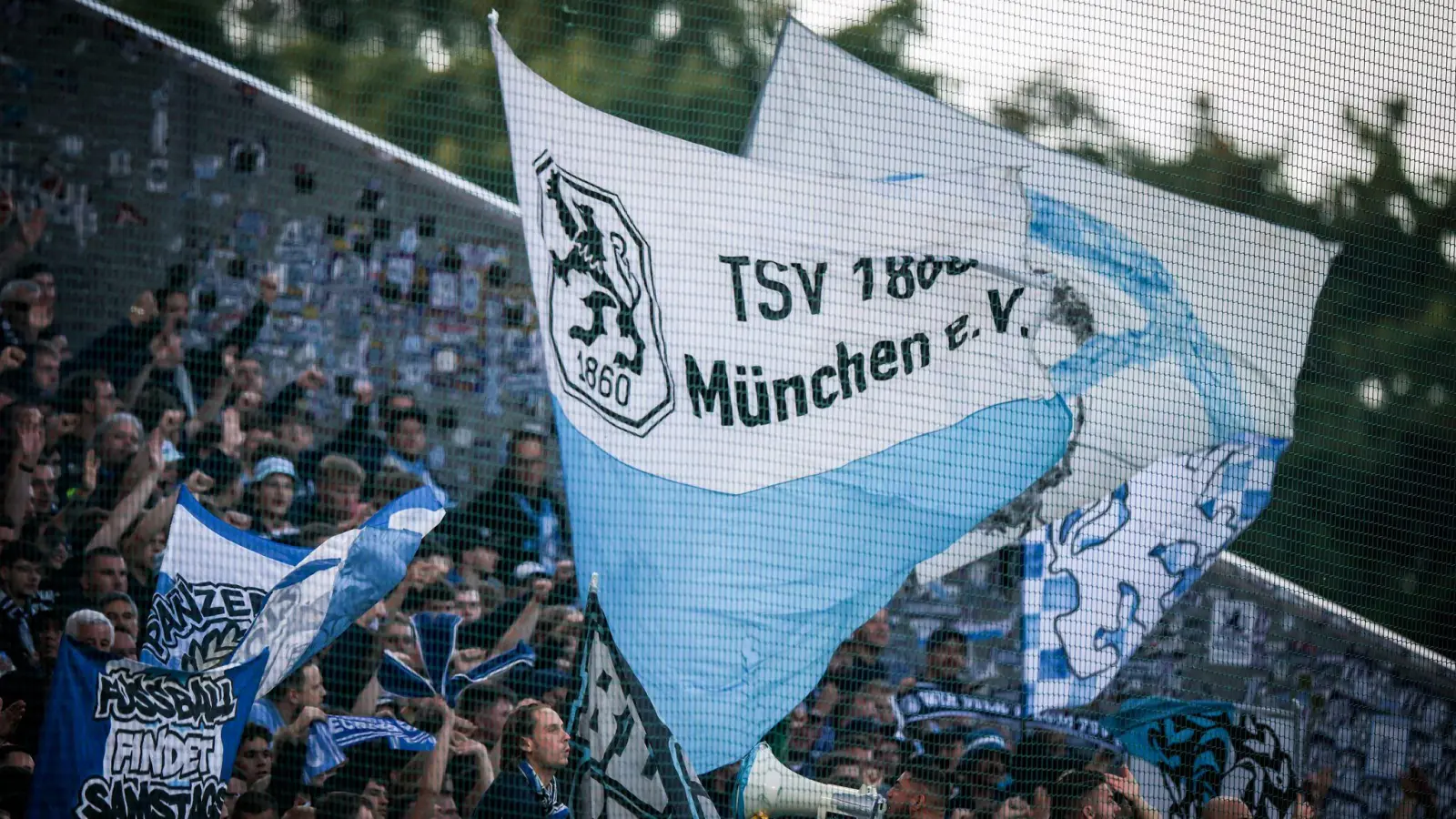 Die Löwen gastieren am Dienstagabend beim FC Amberg. (Archivbild: Christoph Reichwein/dpa)