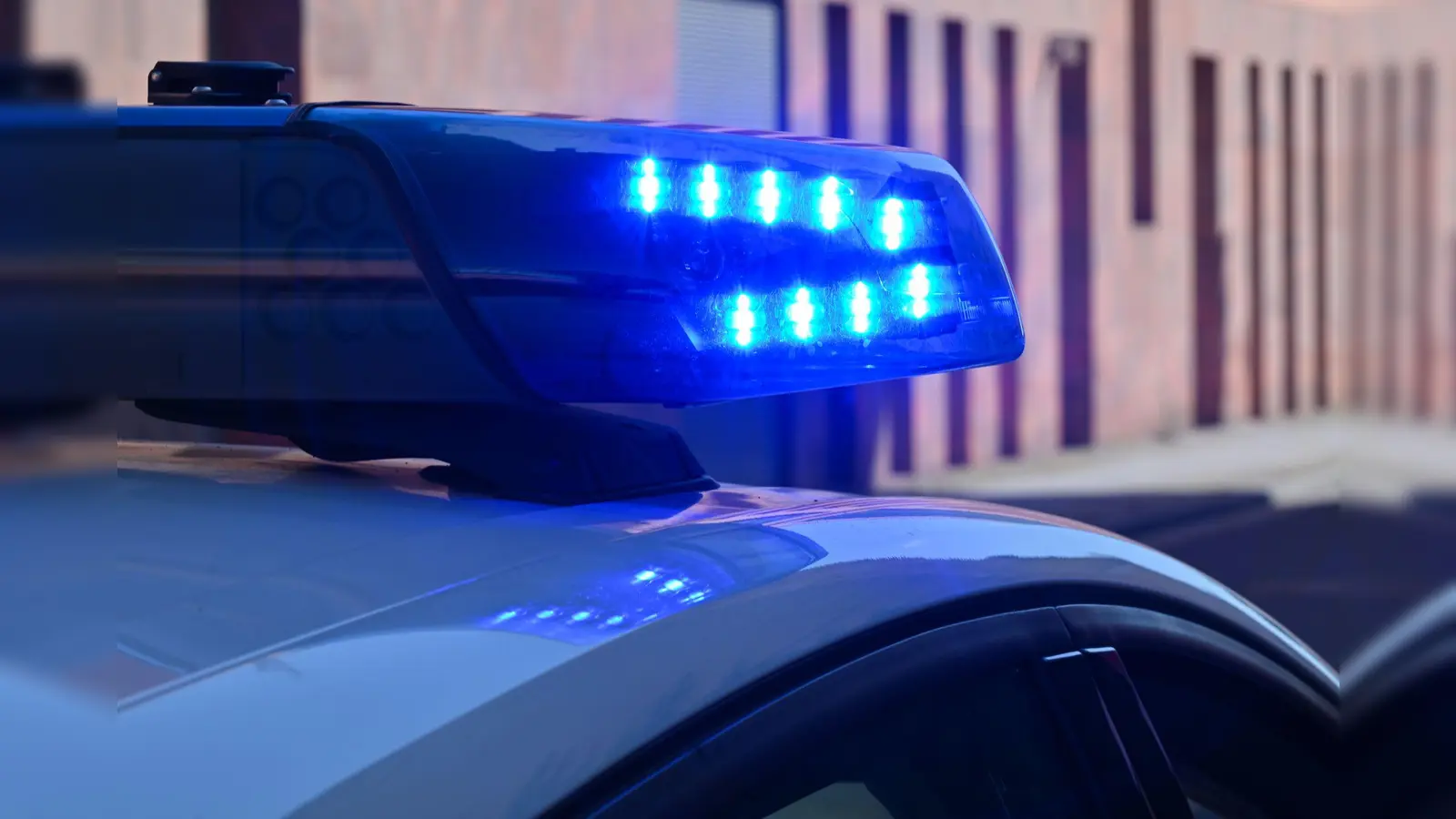 Ein geparktes Auto wurde auf einem Firmengelände in Amberg beschädigt. (Symbolbild: Patrick Pleul/dpa)