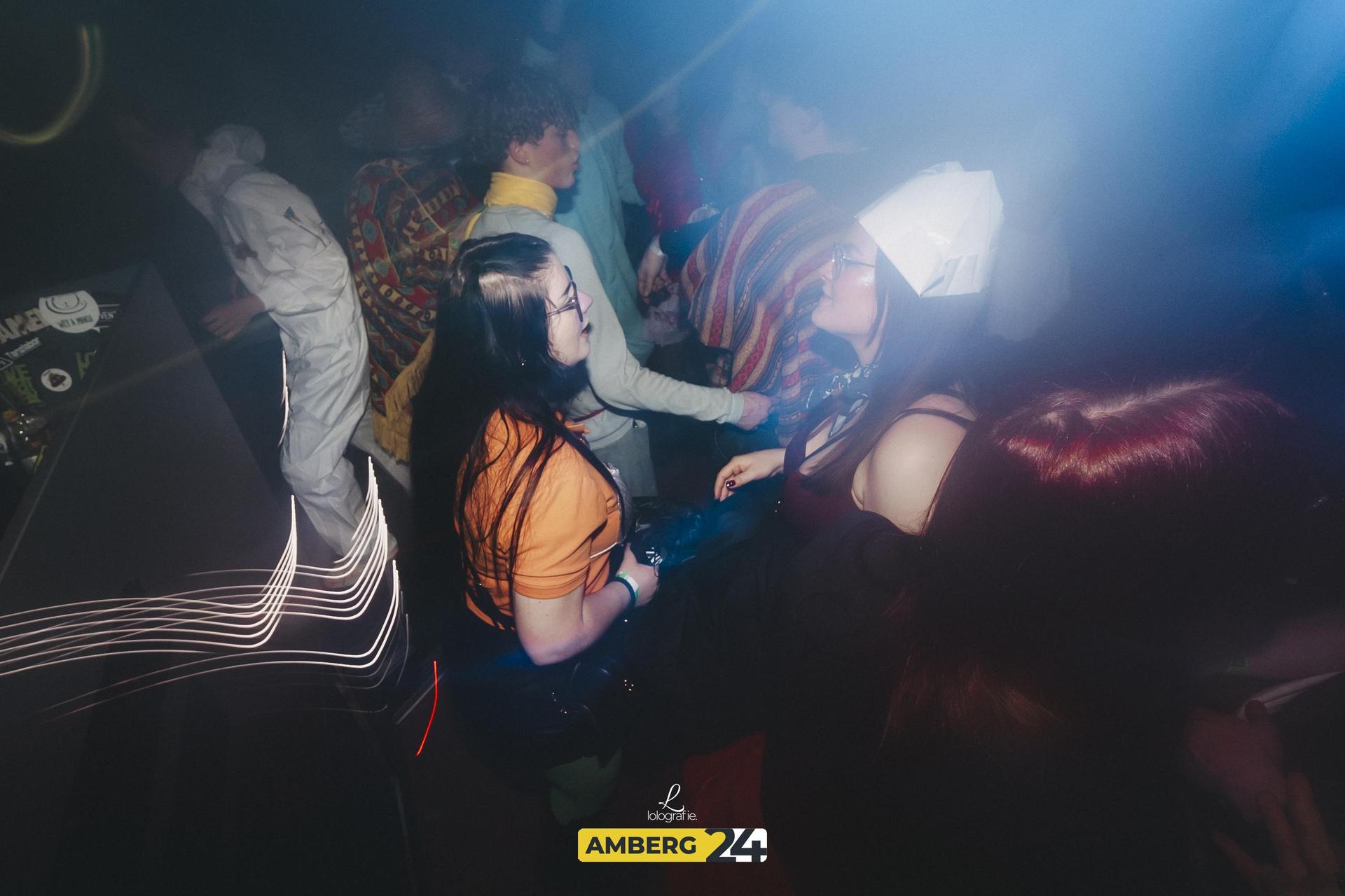 Im Trio wurde während der Hexennacht gefeiert. Viel Spaß mit den Fotos. (Bild: Leonie Hartung)