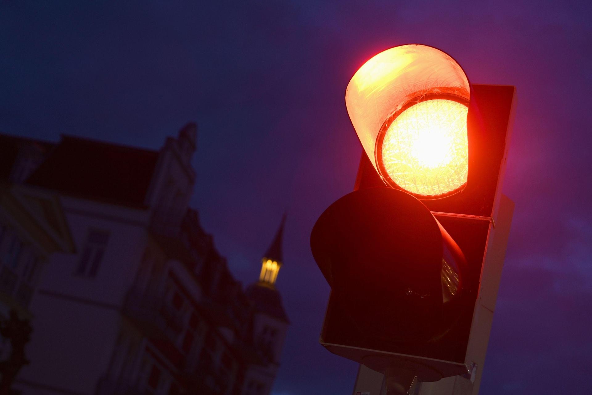 Ein Busfahrer hat in Amberg eine rote Ampel übersehen dadurch einen Unfall verursacht. (Symbolbild: Stefan Sauer/dpa)