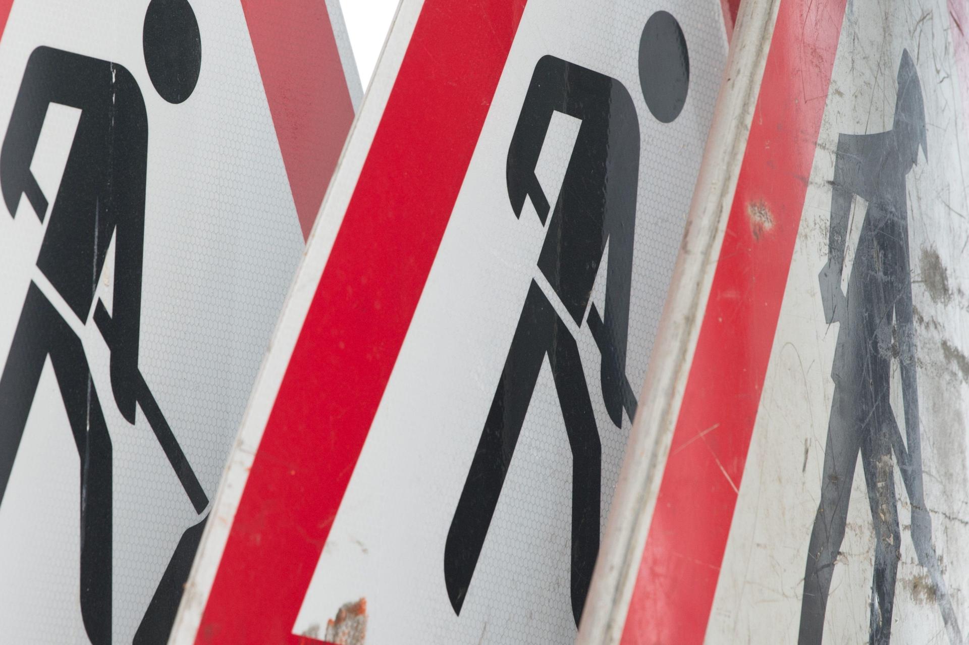 Eine Baustelle an der Regensburger Straße führt zu Änderungen beim Busverkehr in Amberg.  (Symbolbild: Sebastian Kahnert/dpa)