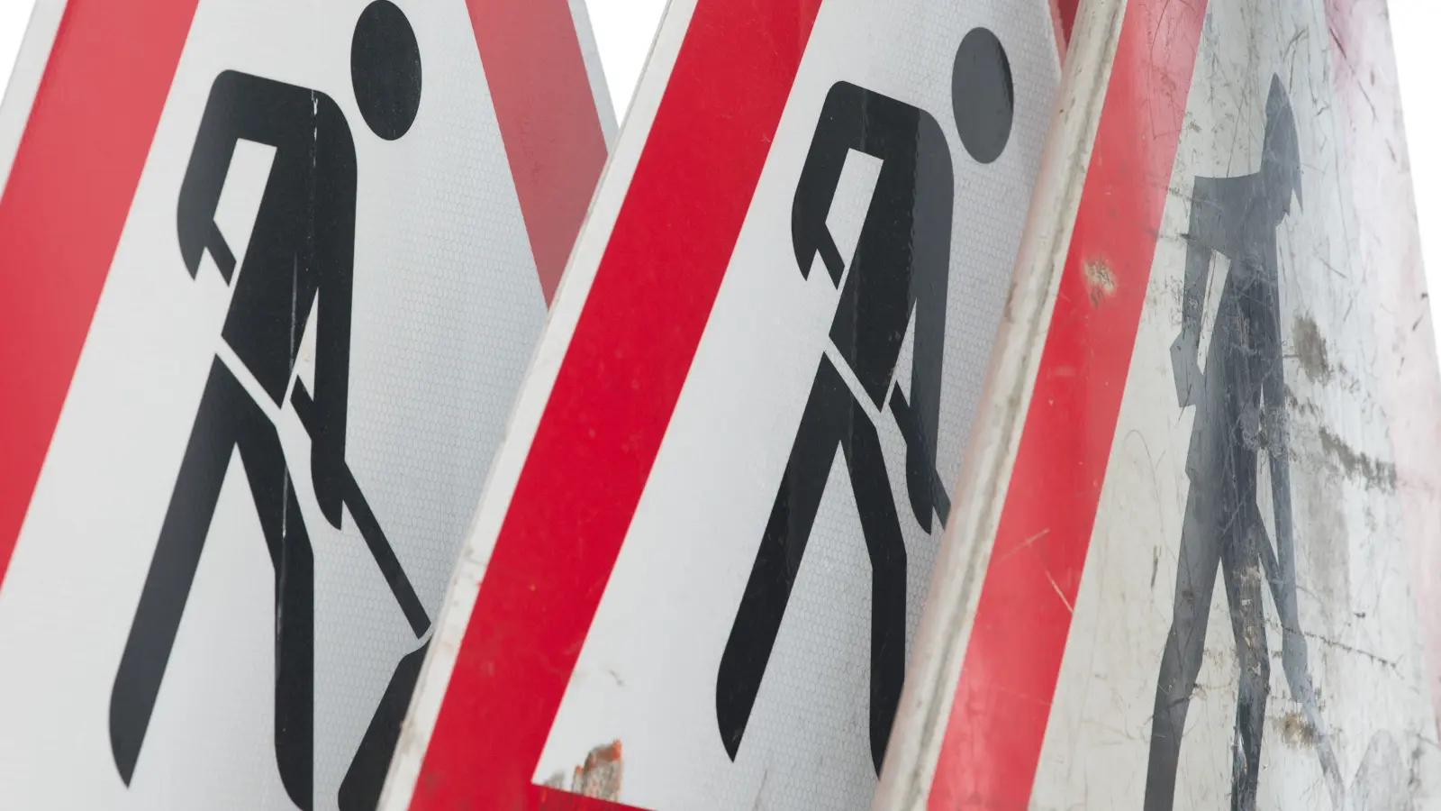 Eine Baustelle an der Regensburger Straße führt zu Änderungen beim Busverkehr in Amberg.  (Symbolbild: Sebastian Kahnert/dpa)