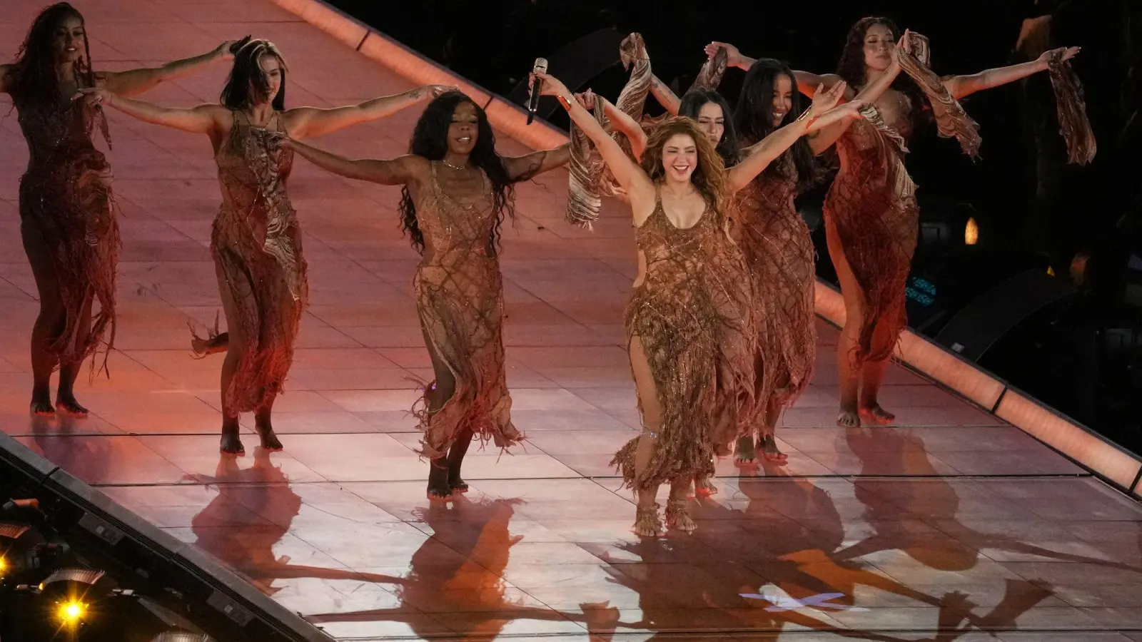 „Das ist ein Traum”: Die 49-jährige Shakira zeigte sich vor ihren mexikanischen Fans begeistert. (Bild: Marco Ugarte/AP/dpa)