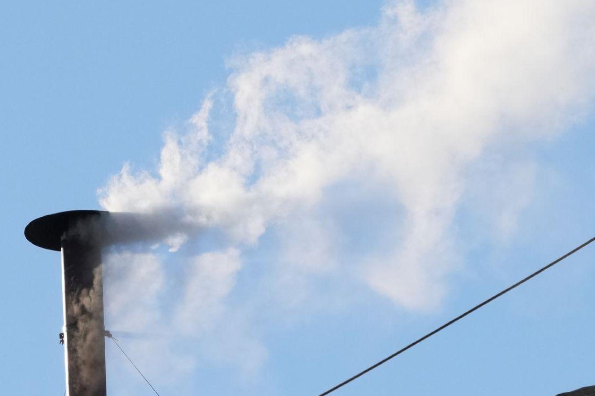 Weißer Rauch: Es gibt einen neuen Papst. (Bild: Andrew Medichini/AP/dpa)