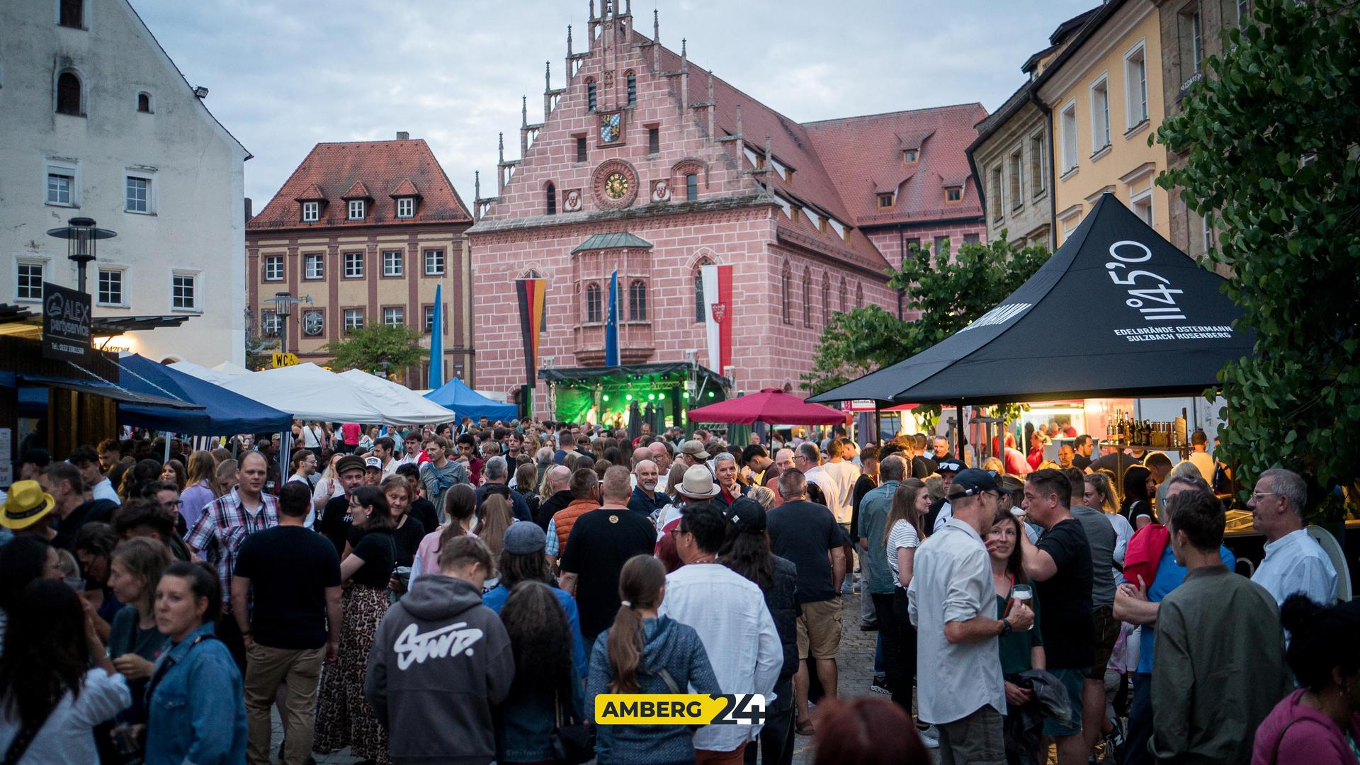 Das sind die Bilder vom Freitagabend vom 2025er-Altstadtfest in Sulzbach-Rosenberg. (Bild: Mario Donhauser)