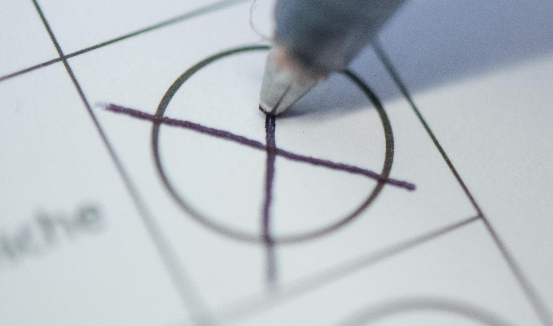 Am 8. März wird auch der Landrat gewählt. Aber wen gibt es zur Auswahl und wen davon soll ich wählen?  (Bild: Sebastian Gollnow/dpa)