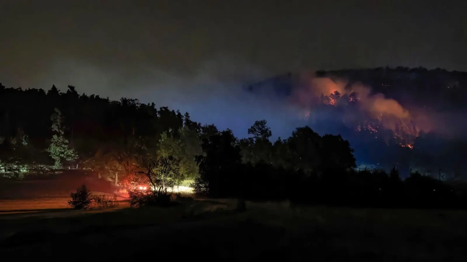 Bis spät in die Nacht kämpften die Einsatzkräfte am Freitag gegen die Flammen rund um den Johannisberg in Freudenberg. (Bild: Hermann Koch)