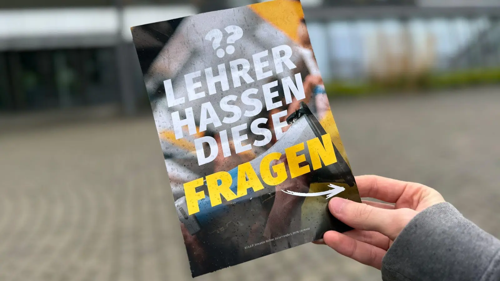 An Schulen tauchen Flugblätter von Rechtsextremen auf.  (Bild: Nico Pointer/dpa)