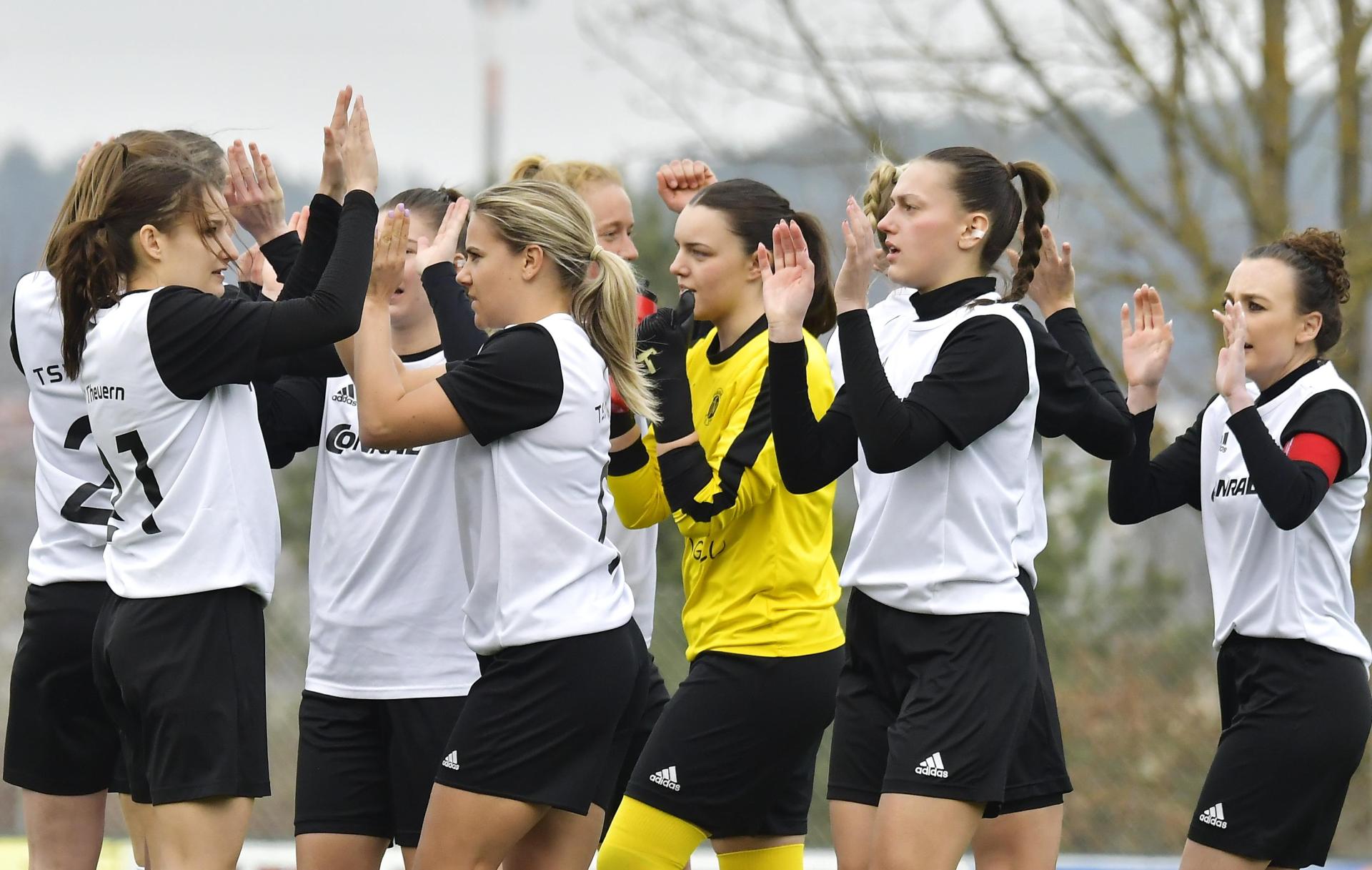 Die Fußballerinnen des TSV Theuern stimmen sich auf das Spiel ein. Am Samstag erwarten sie den FC Ingolstadt II. (Bild: Hubert Ziegler)