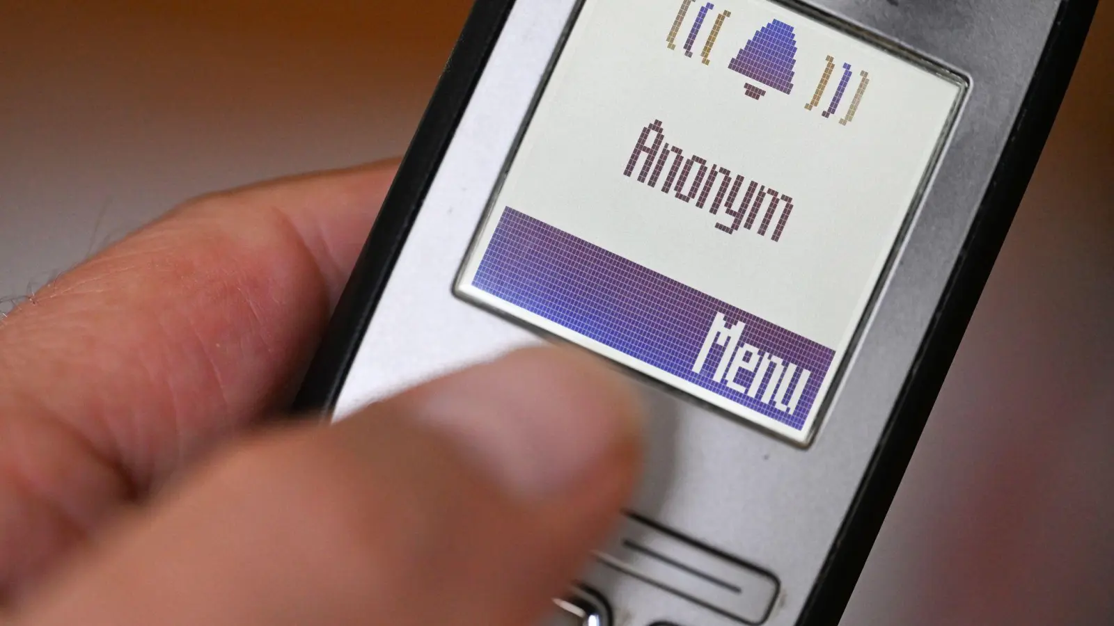 Eine Seniorin übergab einer unbekannten Person mehrere Tausend Euro. Die Polizei sucht nach den Tätern. (Symbolbild: Bernd Weißbrod/dpa)