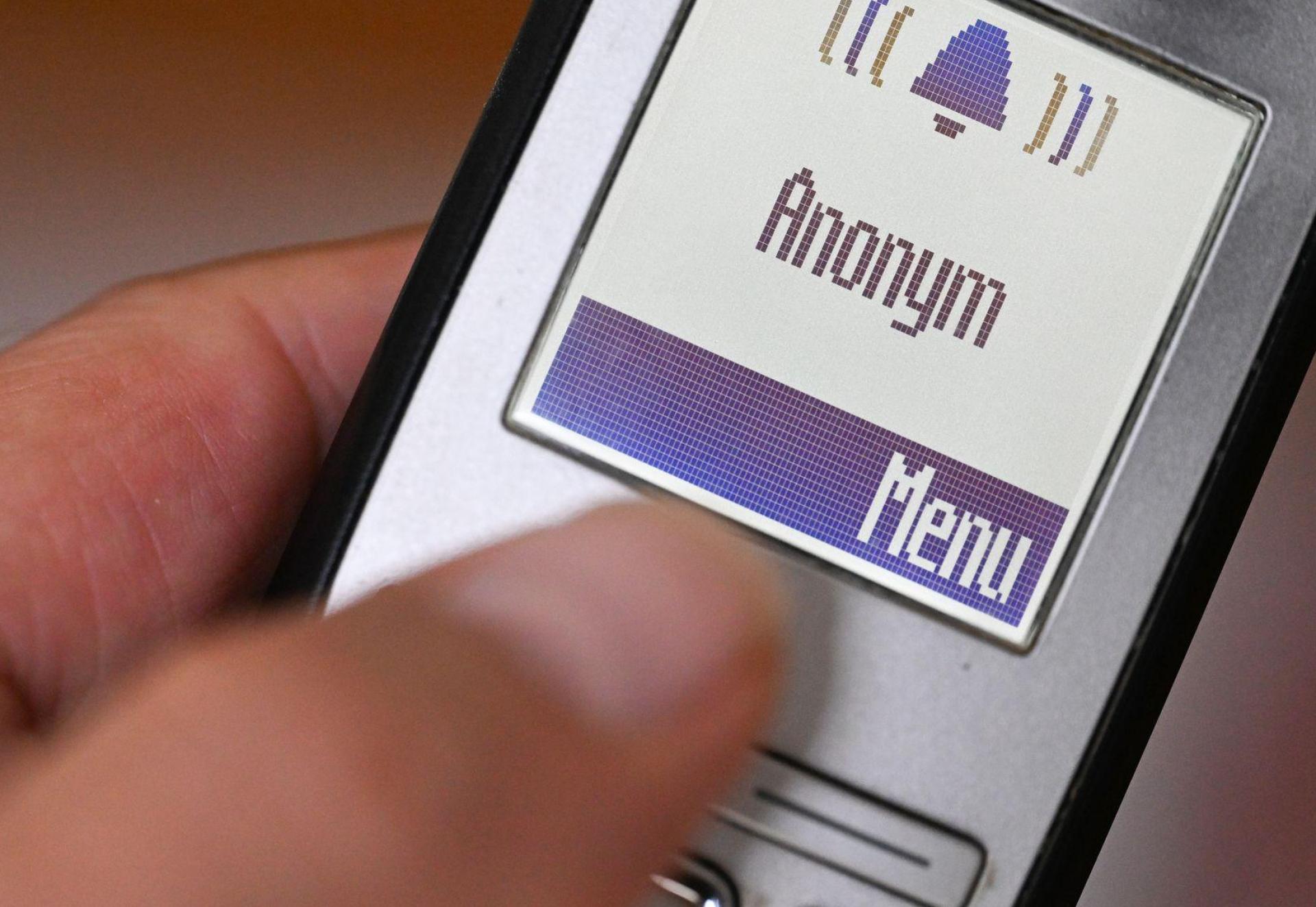 Eine Seniorin übergab einer unbekannten Person mehrere Tausend Euro. Die Polizei sucht nach den Tätern. (Symbolbild: Bernd Weißbrod/dpa)