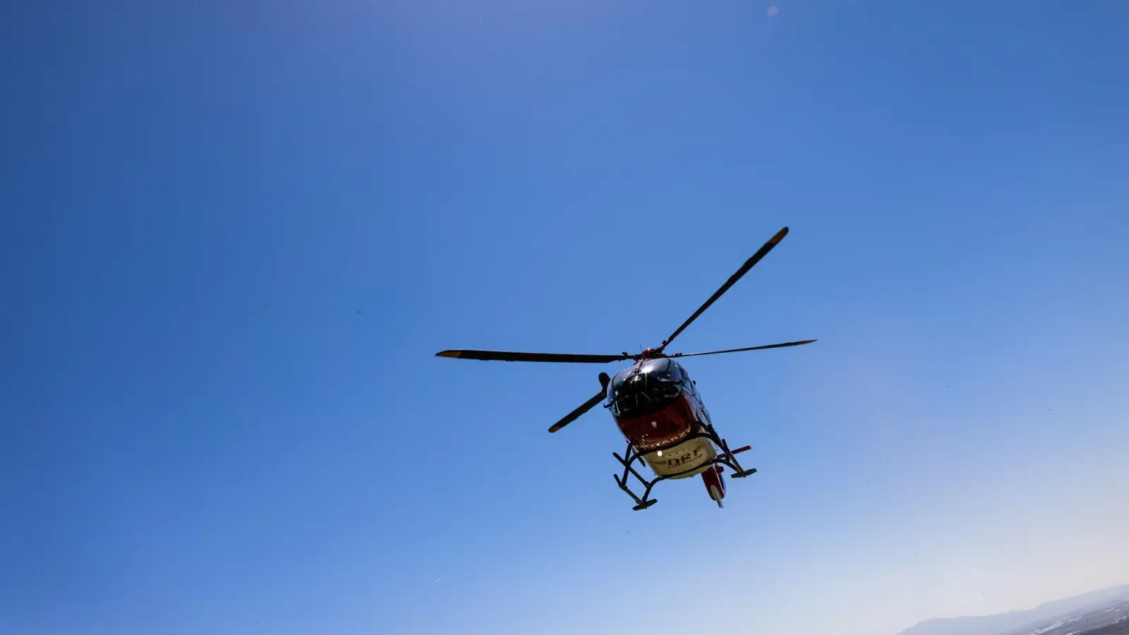 Ein Rettungshubschrauber brachte den 14-Jährigen mit schweren Verletzungen ins Krankenhaus. (Symbolbild) (Bild: Philipp von Ditfurth/dpa)