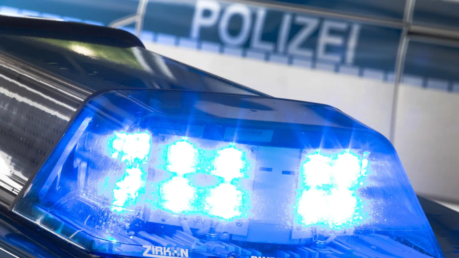 Eine Eisplatte beschädigte auf der A9 bei Münchberg die Frontscheibe eines BMWs. (Symbolbild: Friso Gentsch/dpa)