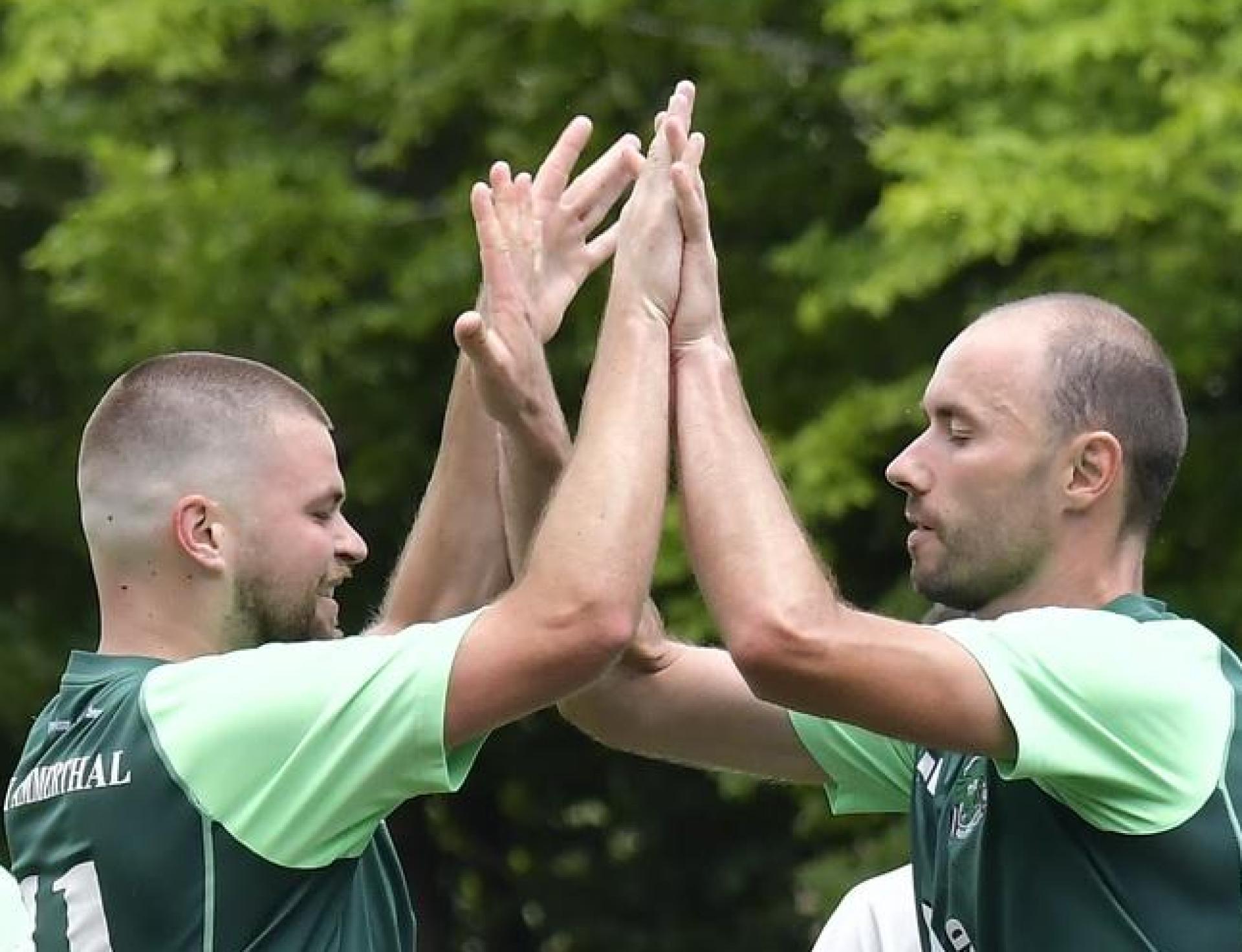 Die DJK Ammerthal II (grüne Trikots) bejubelte den Turniersieg beim VR-Bank-Cup in Ursensollen. (Bild: Hubert Ziegler)