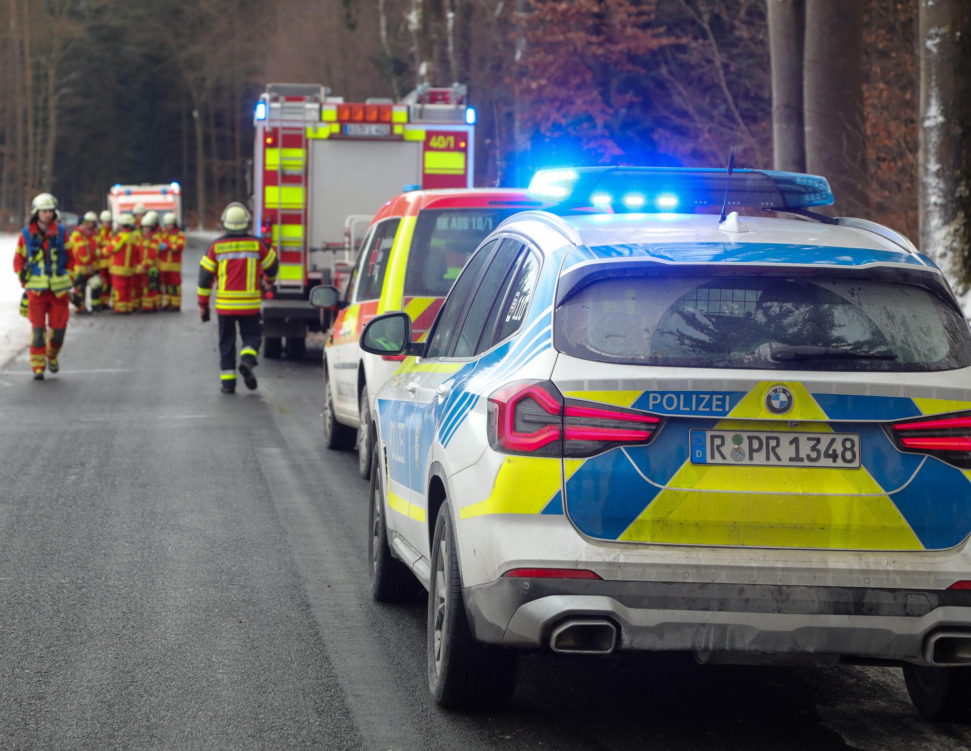 Rund 40 Einsatzkräfte der Feuerwehren Ursensollen, Augsberg und Illschwang waren vor Ort, um den 18-Jährigen aus seinem Fahrzeug zu schneiden.  (Bild: Wolfgang Steinbacher)