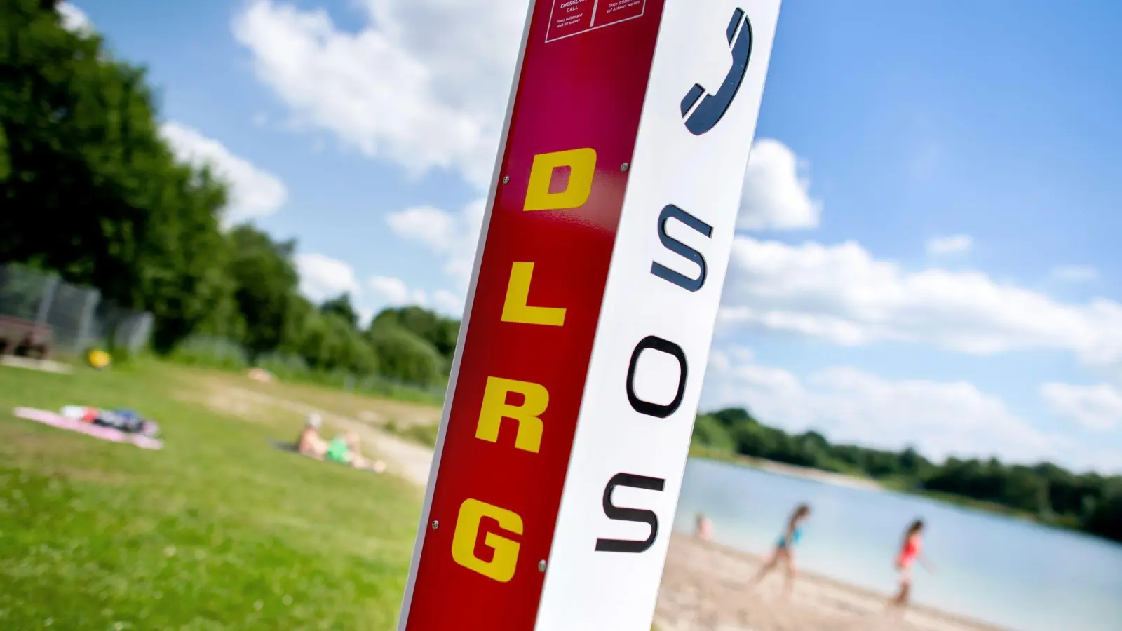 Am Guggenberger See in Neutraubling kam es am Sonntag zu mehreren Badeunfällen. Bisher suchten Einsatzkräfte erfolglos nach einem vermissten 29-Jährigen.  (Symbolbild: Hauke-Christian Dittrich/dpa)