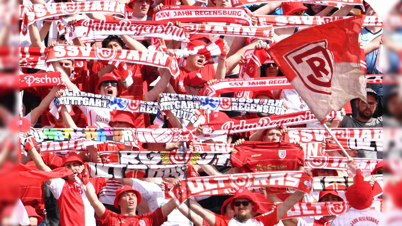 Die Fans des SSV Jahn Regensburg werden ihrer Mannschaft auch in den Testspielen unterstützen. Die Termine der Sommervorbereitung des Drittligisten stehen fest. (Archivbild: dpa)