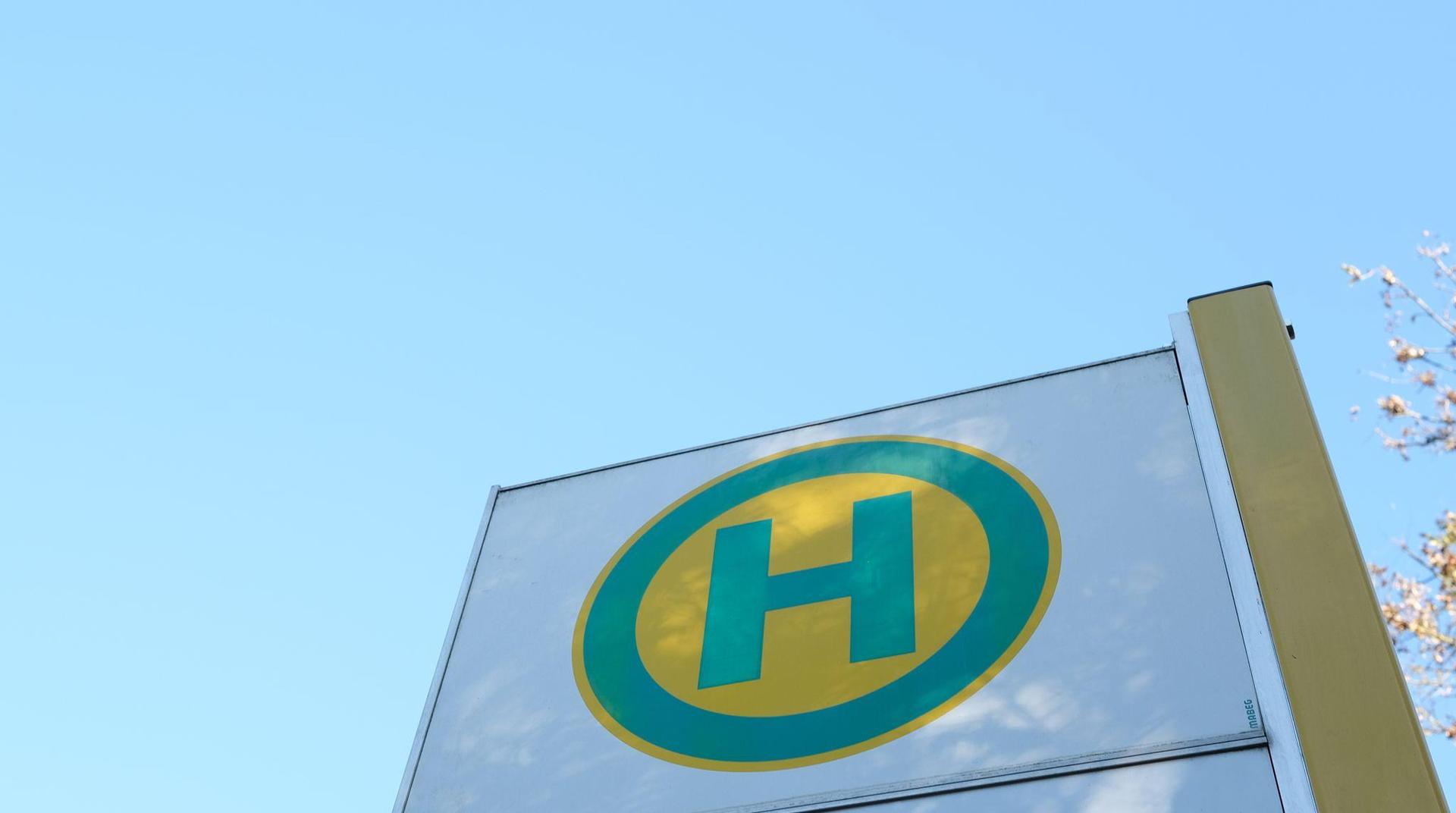 Während der Pflegemaßnahmen der Stadtgärtnerei in Sulzbach-Rosenberg auf Höhe des Dultplatzes können die beiden dort befindlichen Haltestellen nicht bedient werden.  (Symbolbild: Bernd Weißbrod/dpa)